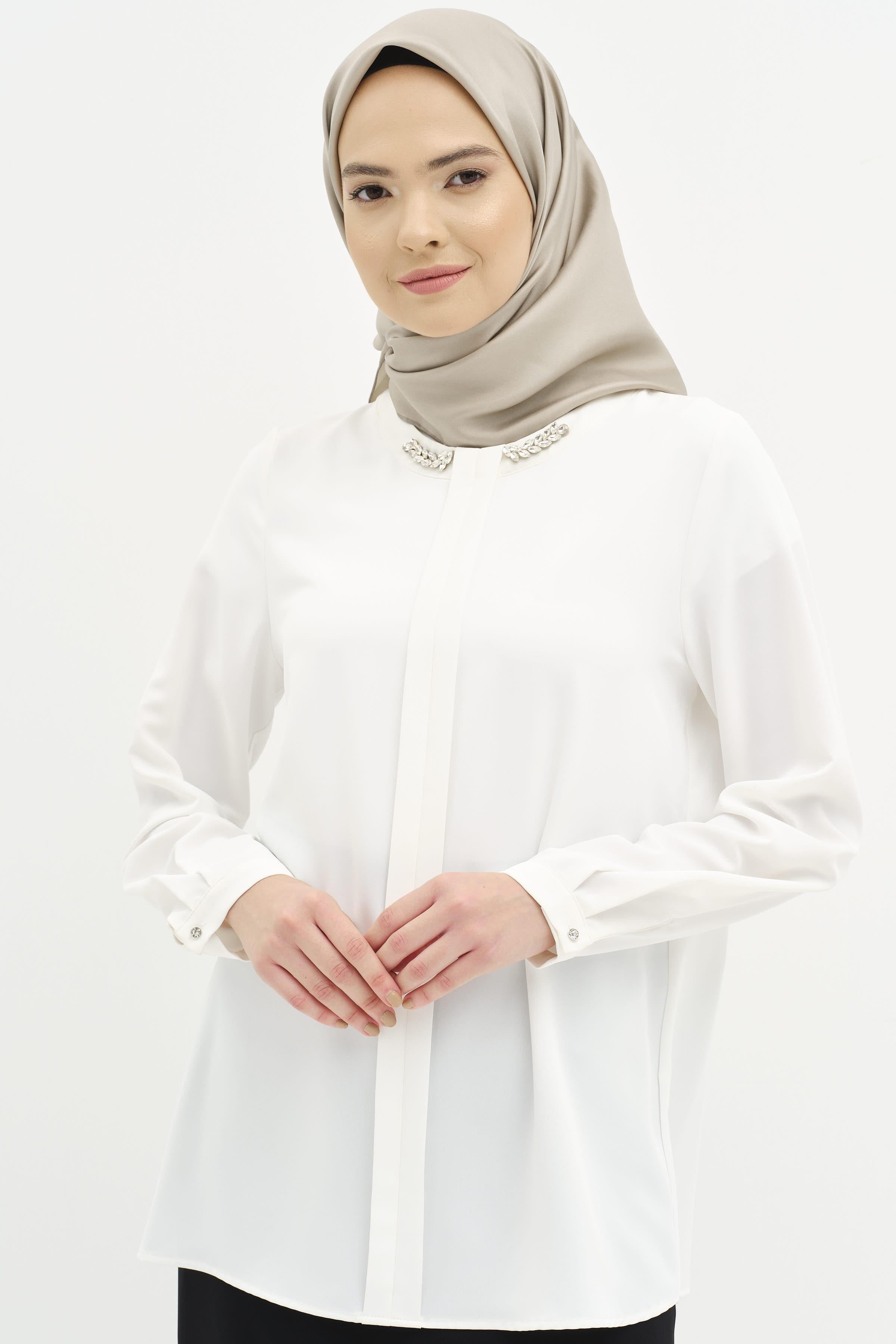 Yakası Taşlı Pile Detaylı Bluz - Ekru TUGBA