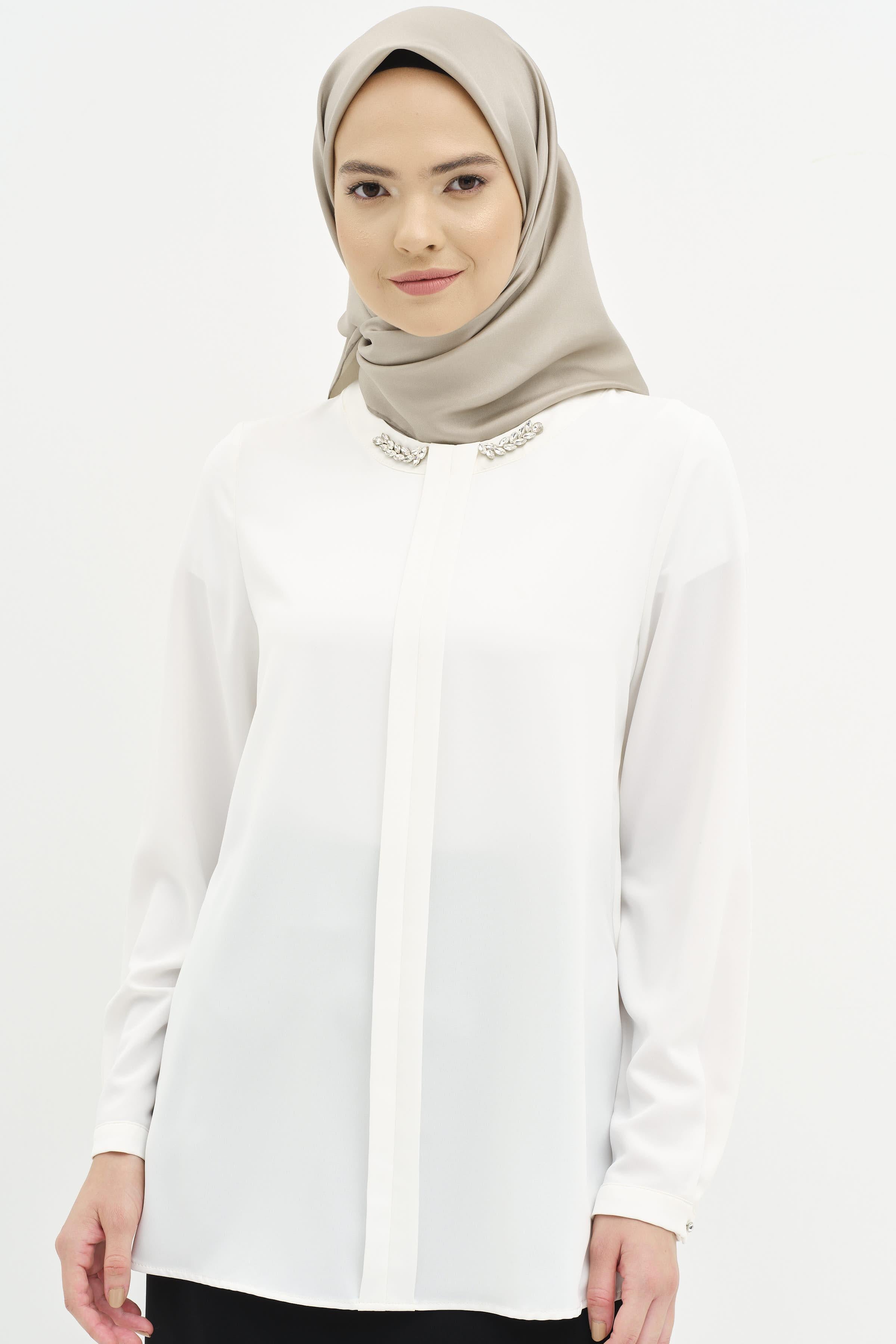 Yakası Taşlı Pile Detaylı Bluz - Ekru TUGBA