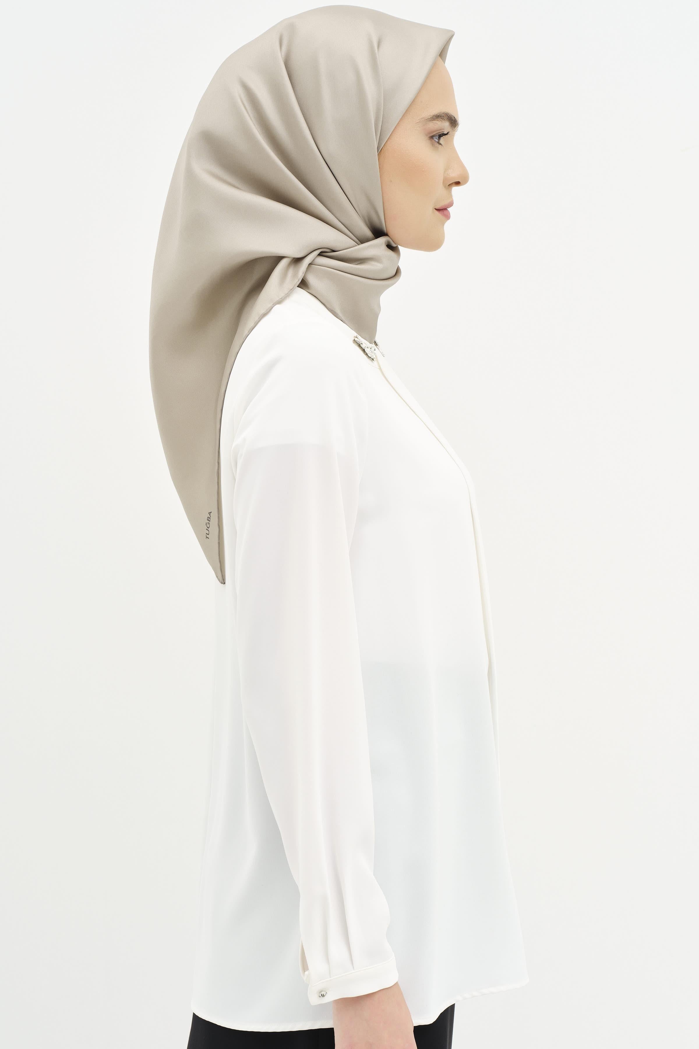 Yakası Taşlı Pile Detaylı Bluz - Ekru TUGBA