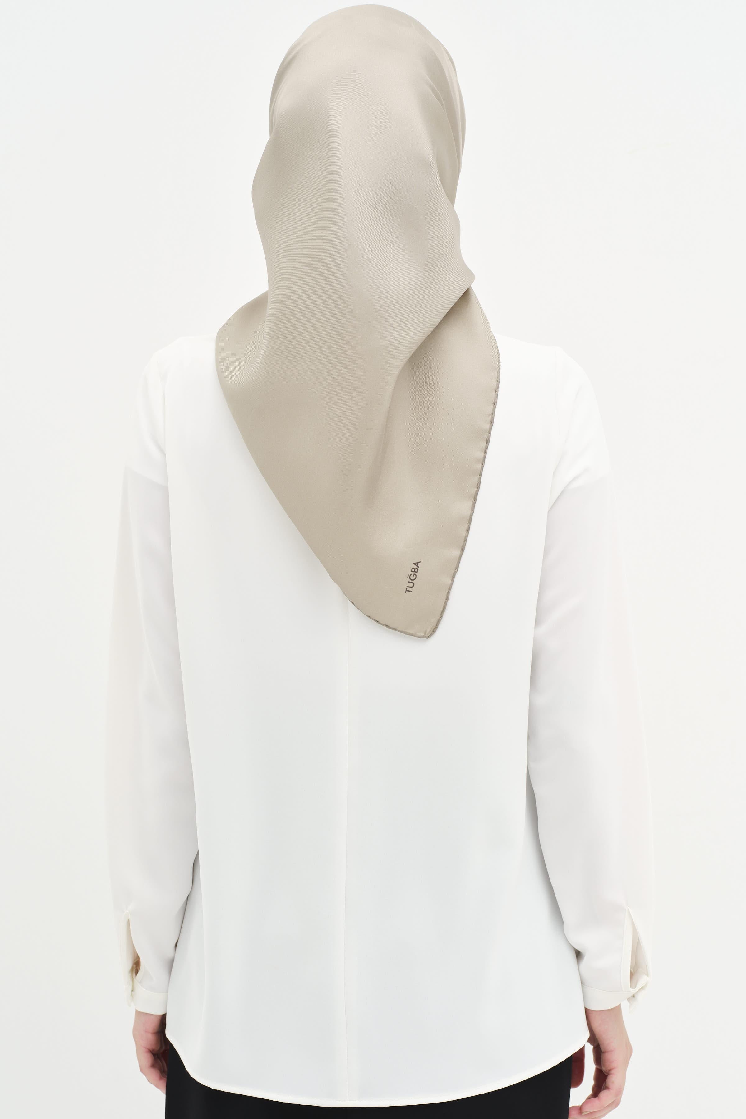 Yakası Taşlı Pile Detaylı Bluz - Ekru TUGBA