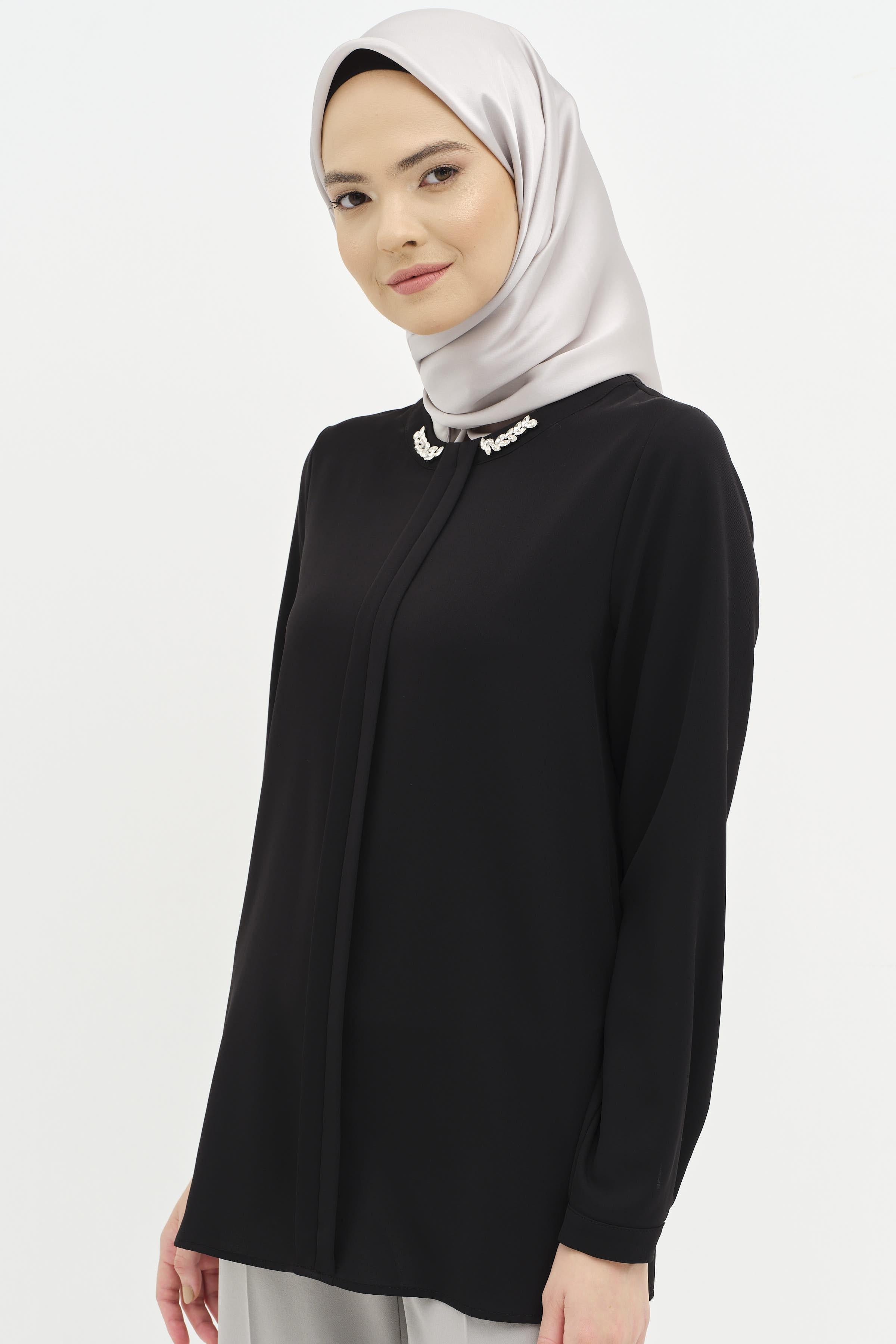 Yakası Taşlı Pile Detaylı Bluz - Siyah TUGBA