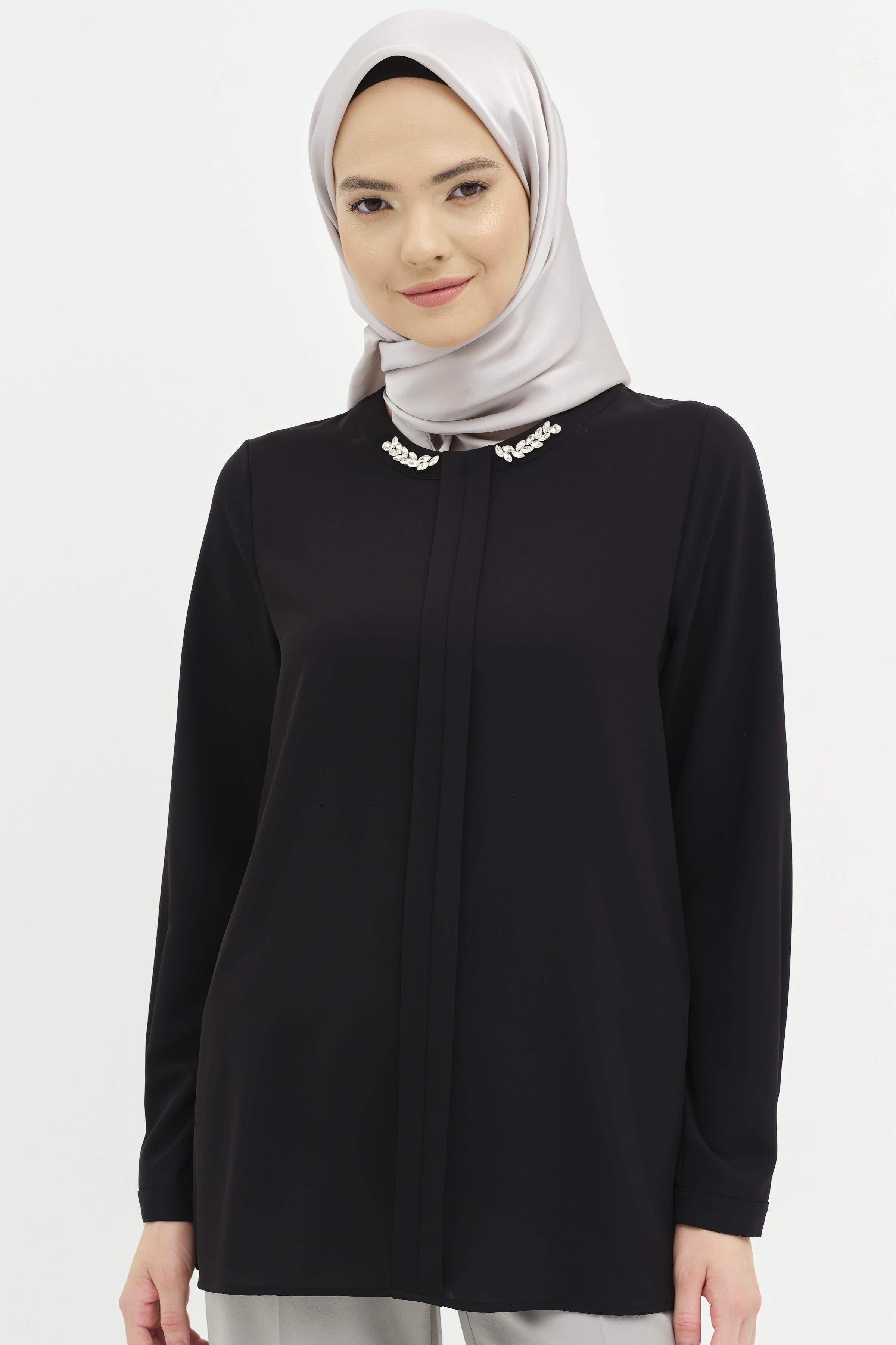 Yakası Taşlı Pile Detaylı Bluz - Siyah TUGBA