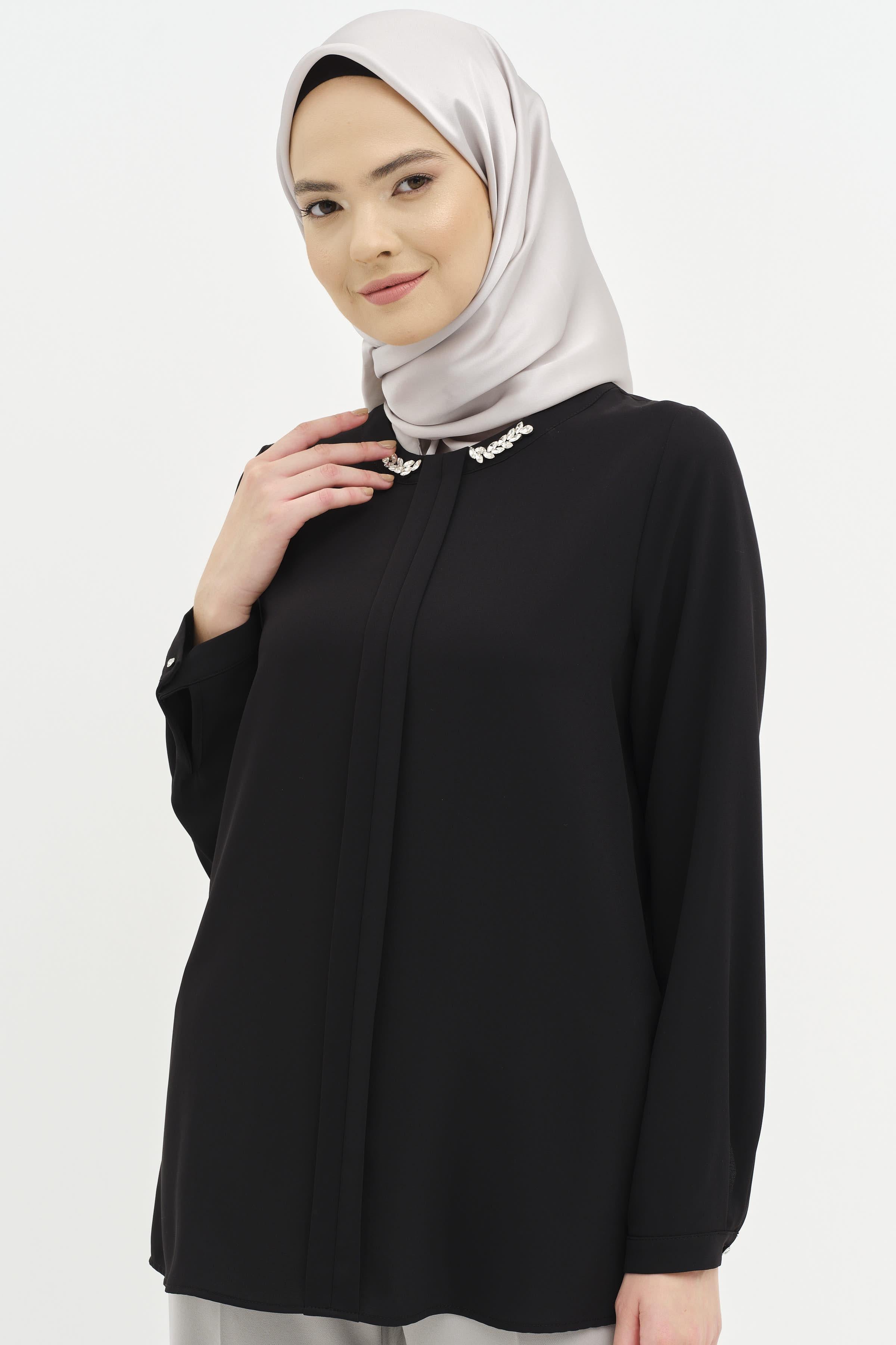 Yakası Taşlı Pile Detaylı Bluz - Siyah TUGBA