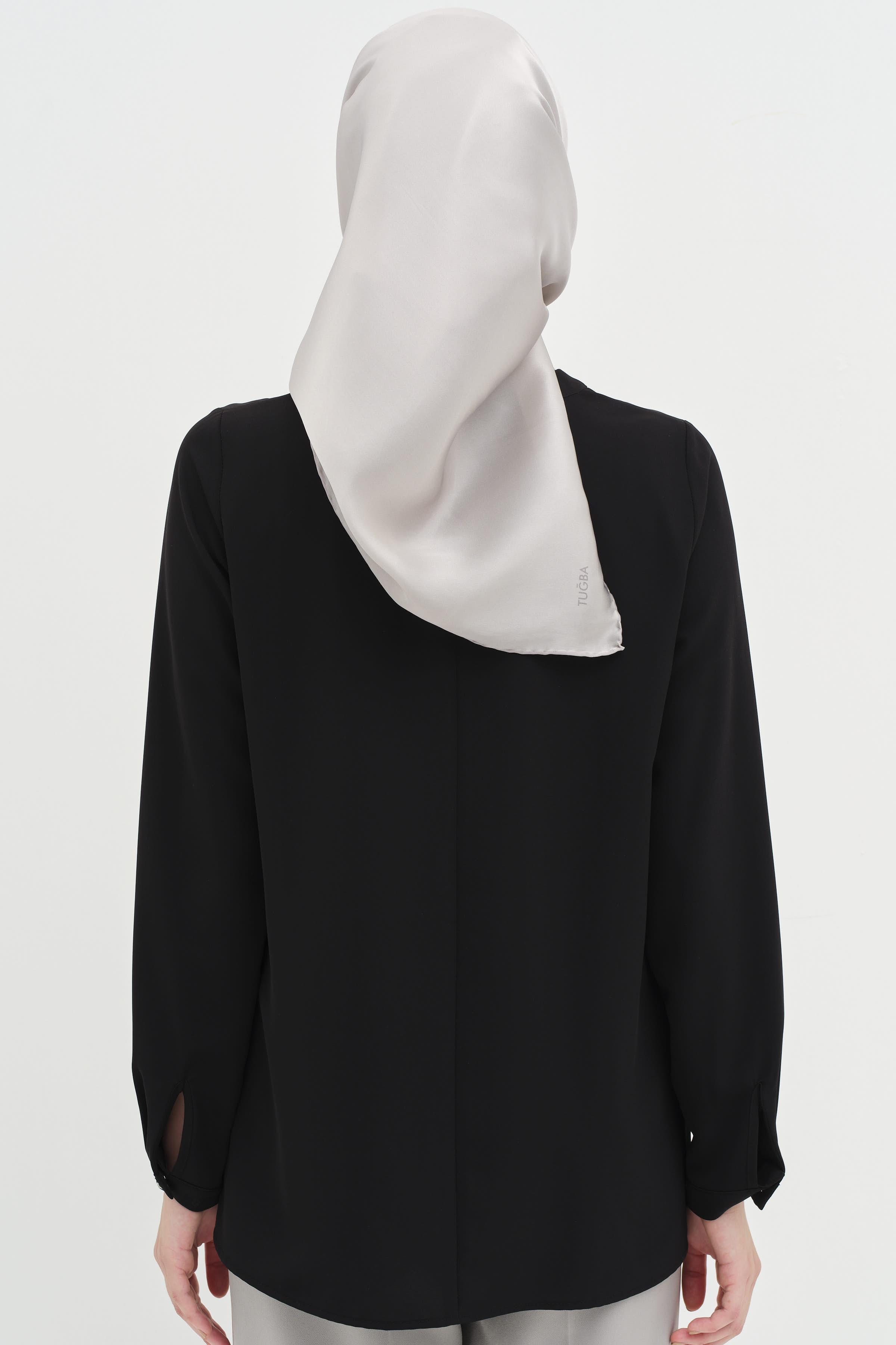 Yakası Taşlı Pile Detaylı Bluz - Siyah TUGBA