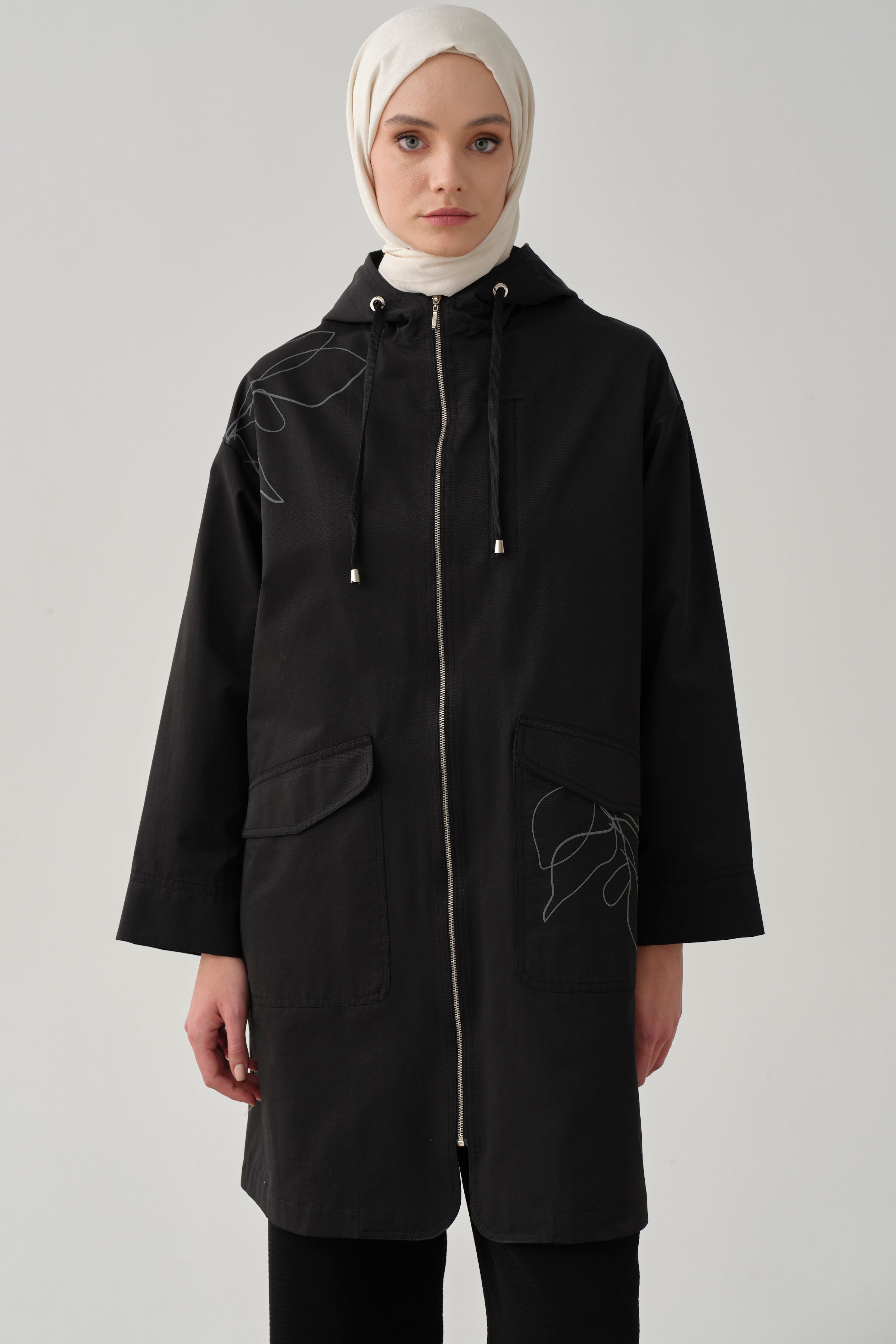 Yaprak Desen Baskılı Yağmurluk - Siyah TUGBA