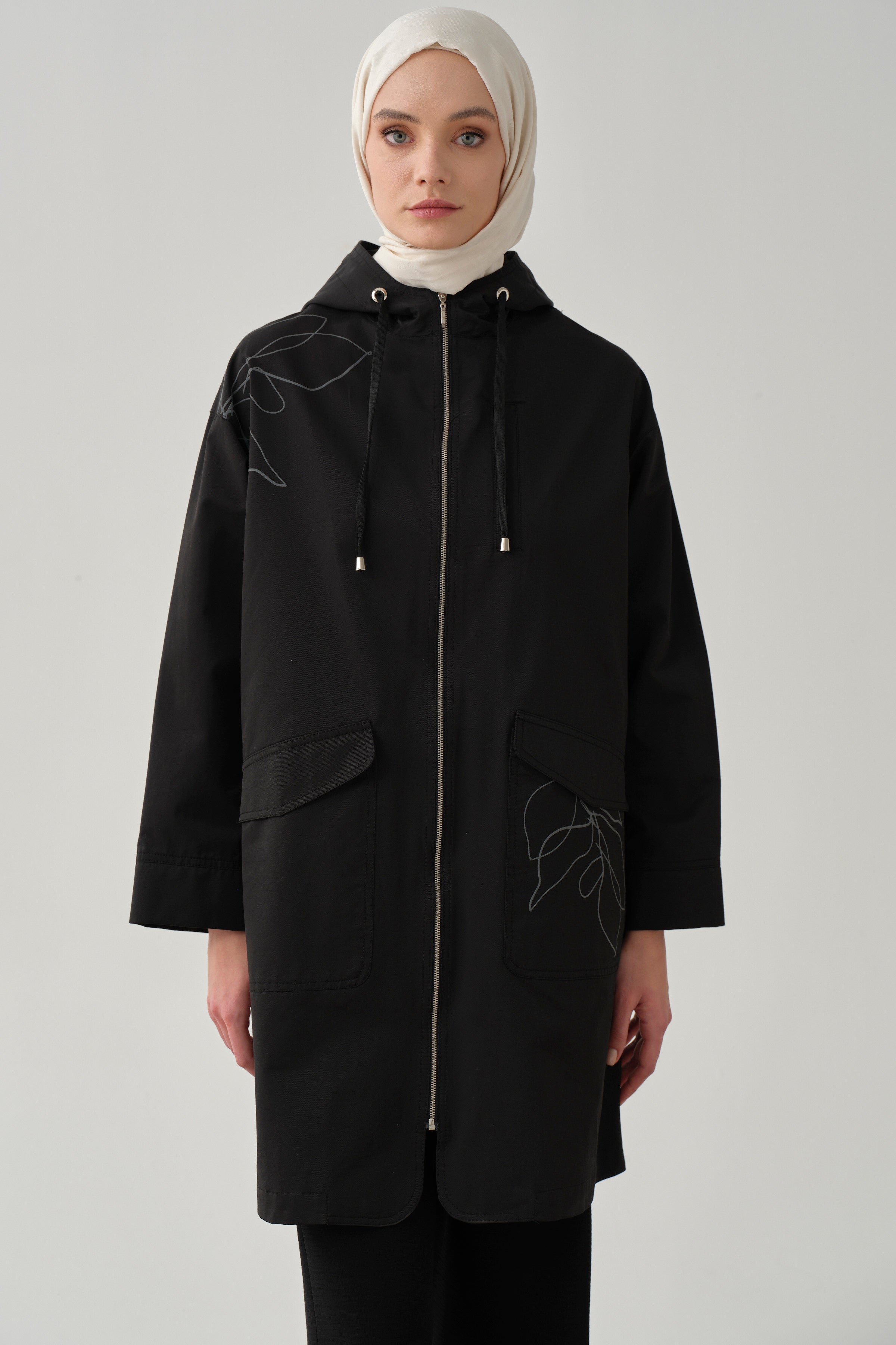 Yaprak Desen Baskılı Yağmurluk - Siyah TUGBA