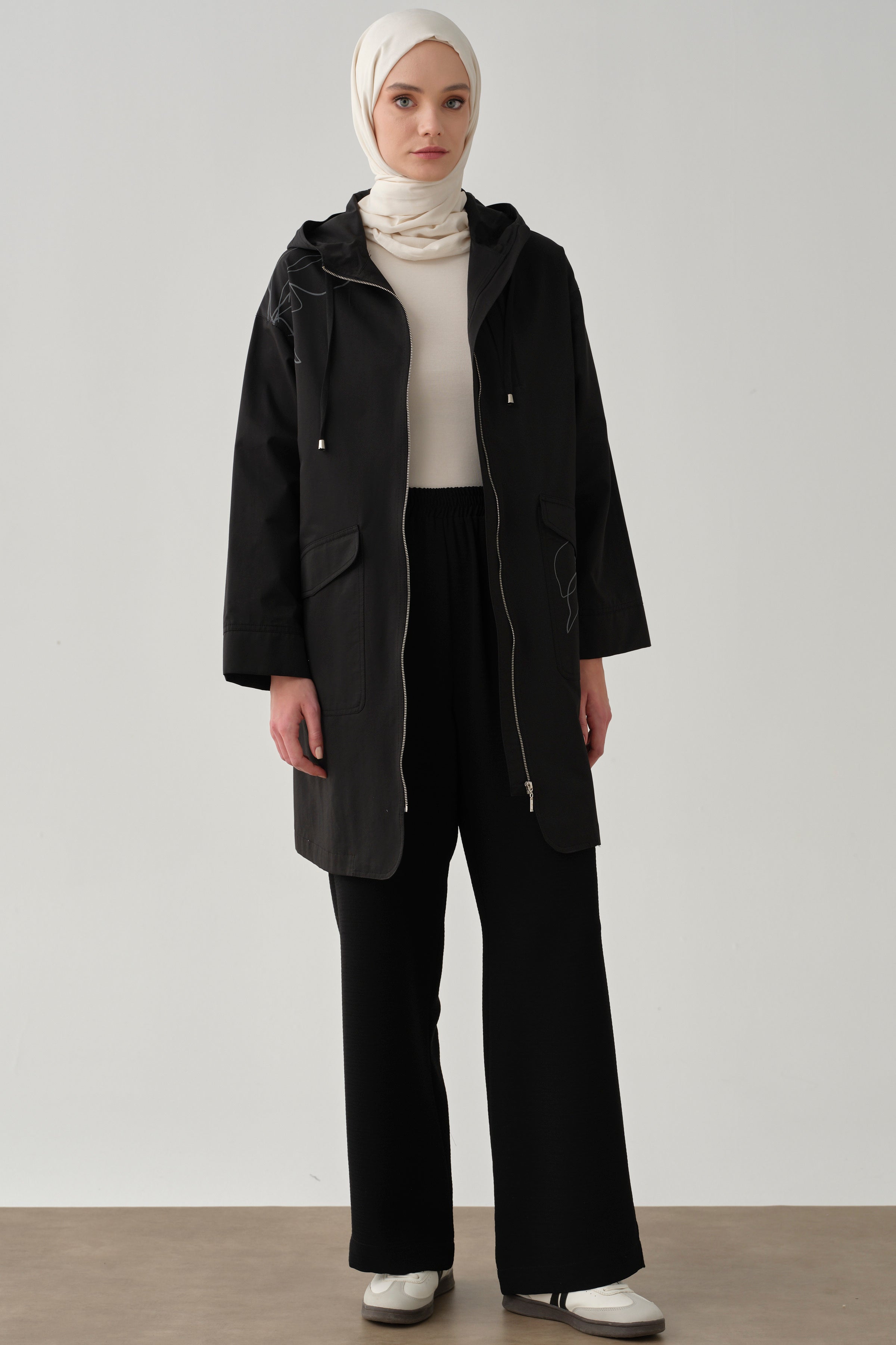 Yaprak Desen Baskılı Yağmurluk - Siyah TUGBA