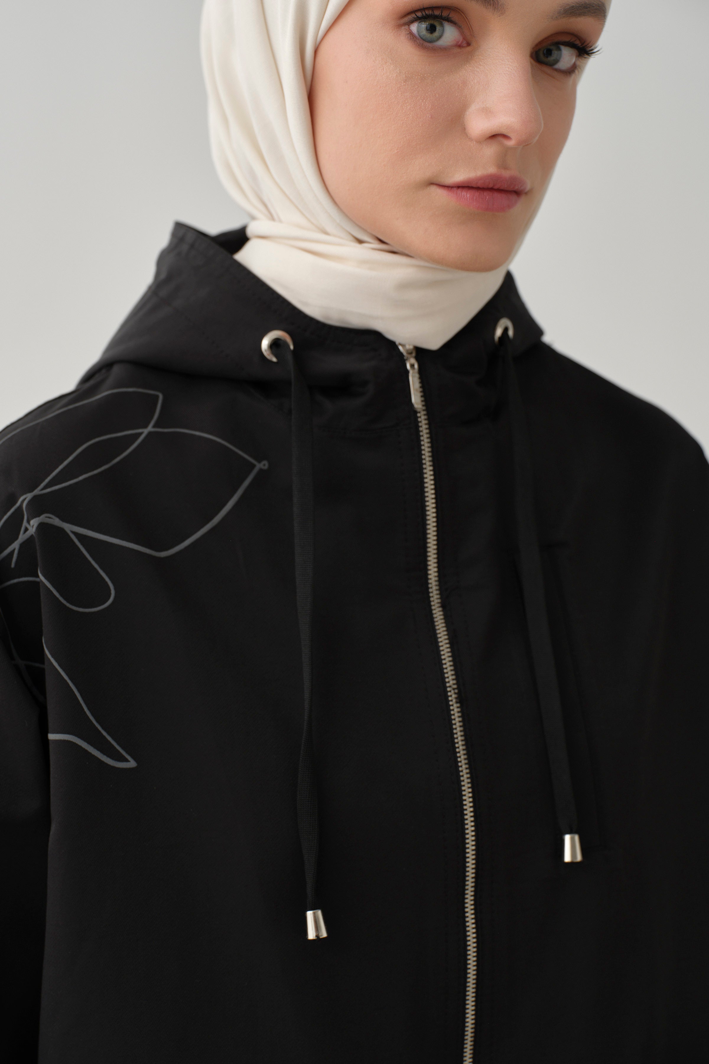 Yaprak Desen Baskılı Yağmurluk - Siyah TUGBA