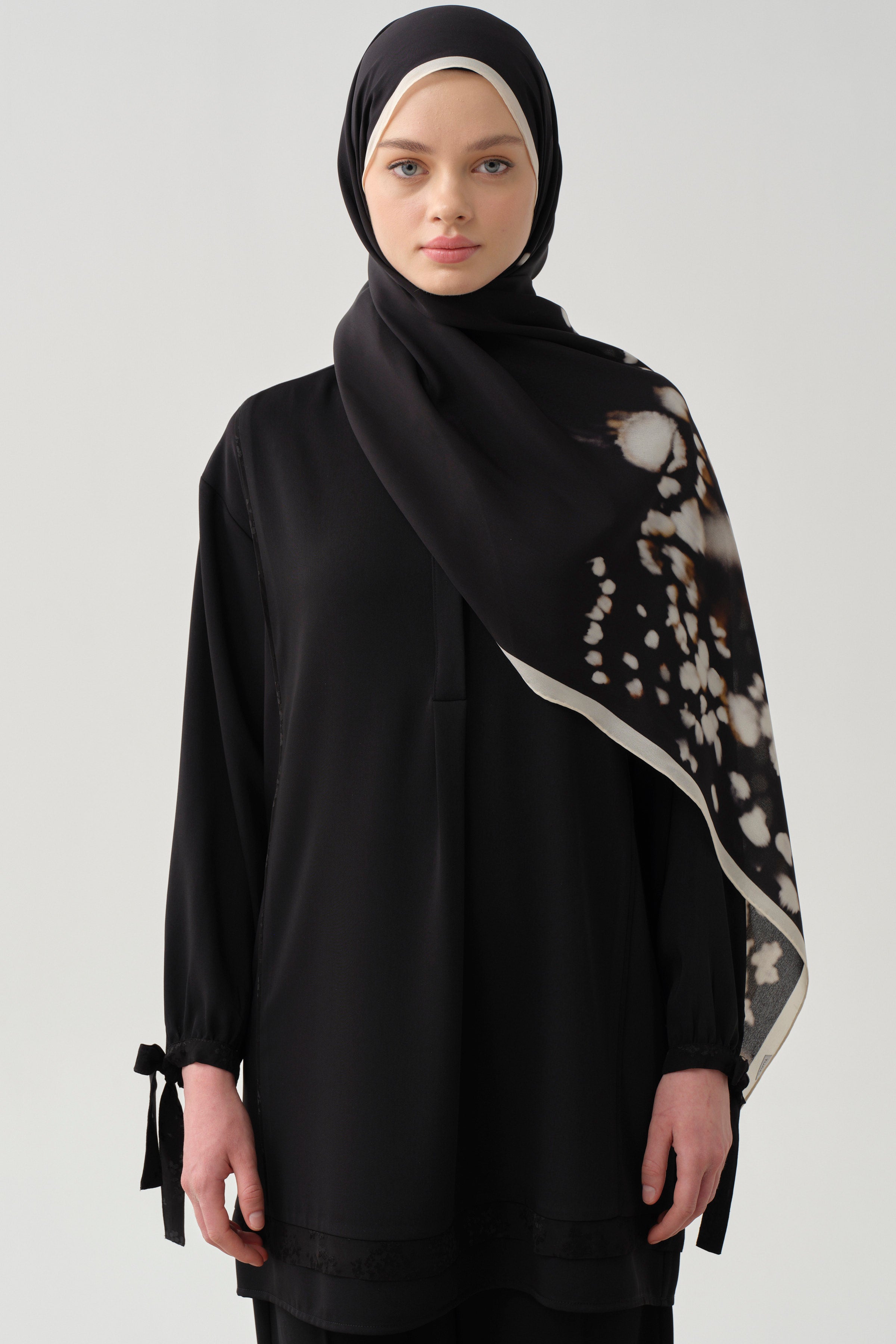 Yarım Pat Detaylı Garnili Tunik - Siyah TUGBA