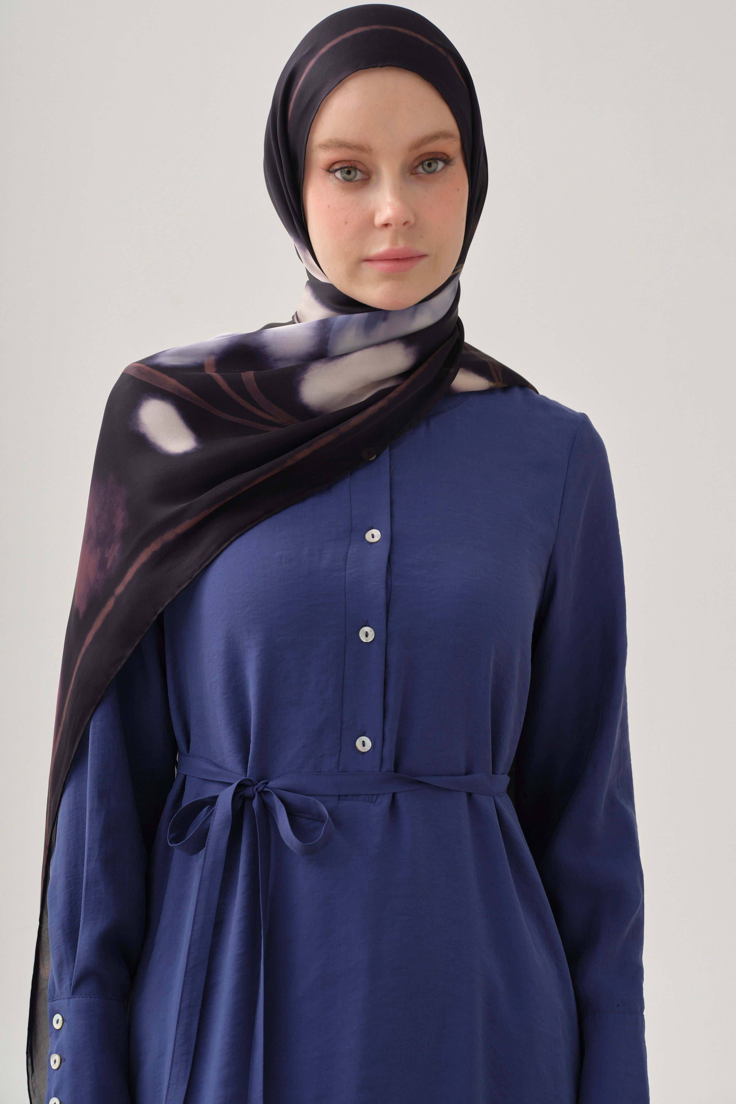 Yarım Patlı Büzgü Etekli Elbise - Lacivert TUGBA