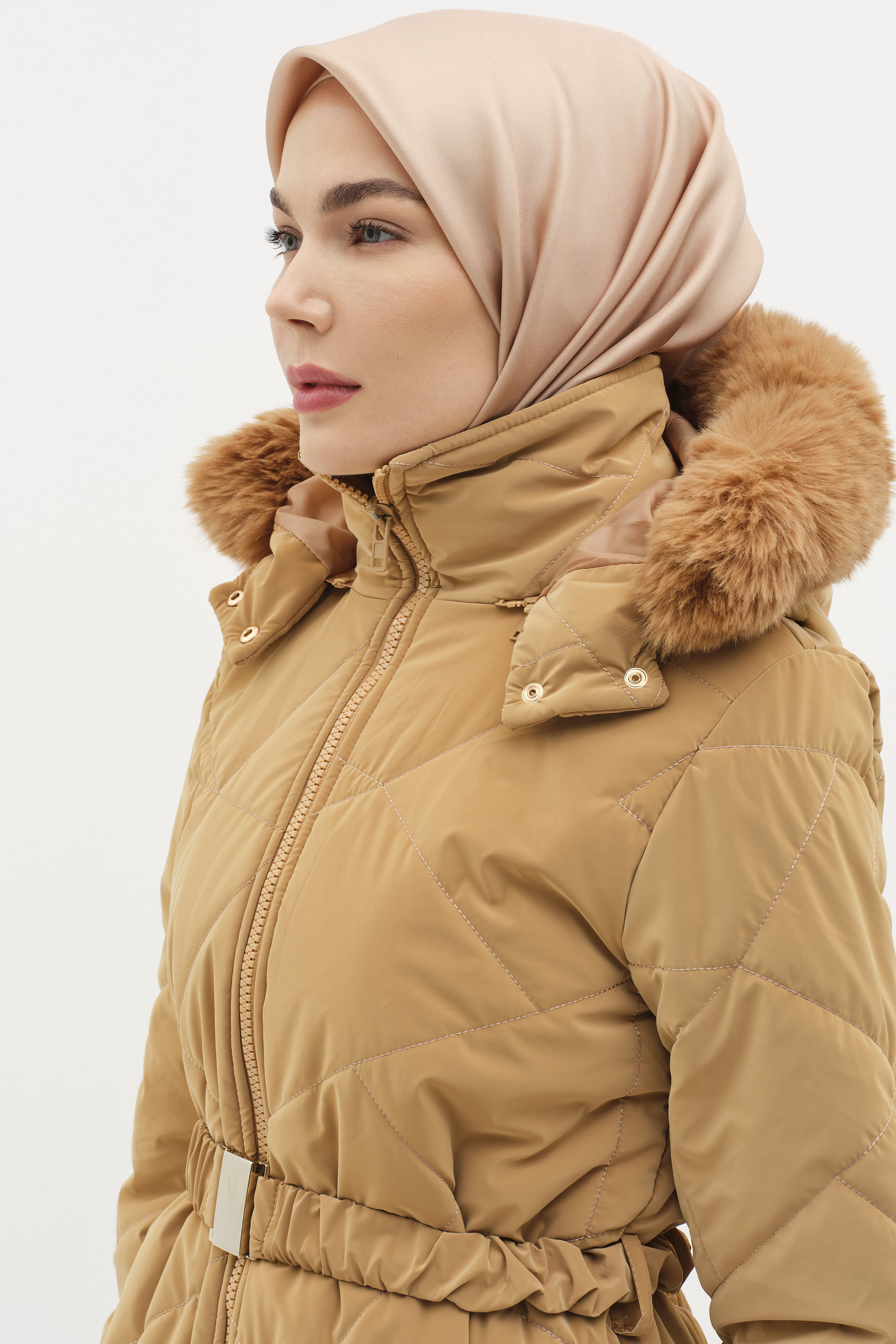 Yırtmaç Detaylı Kapüşonlu Kapitone Manto - Camel TUGBA