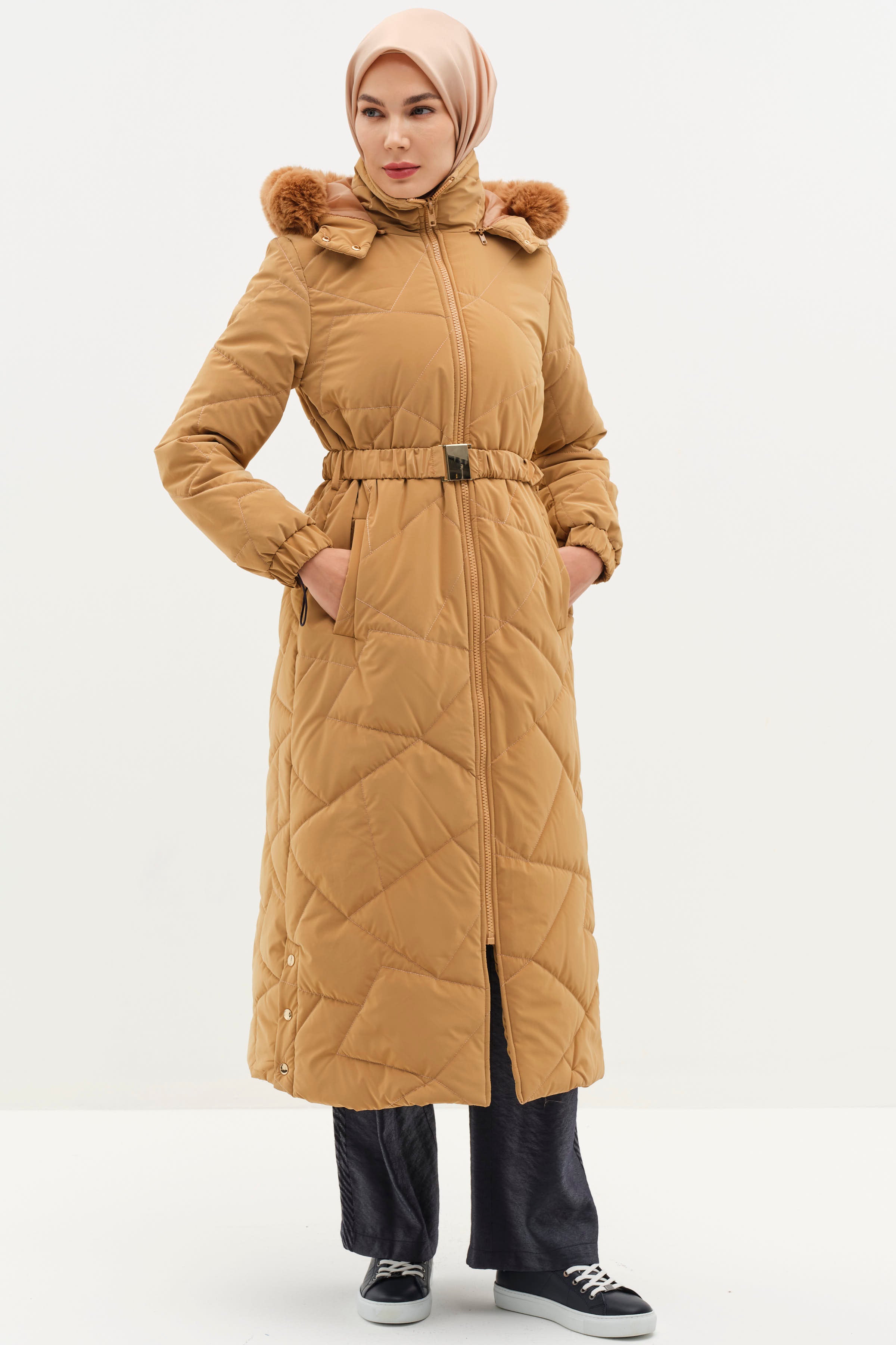 Yırtmaç Detaylı Kapüşonlu Kapitone Manto - Camel TUGBA