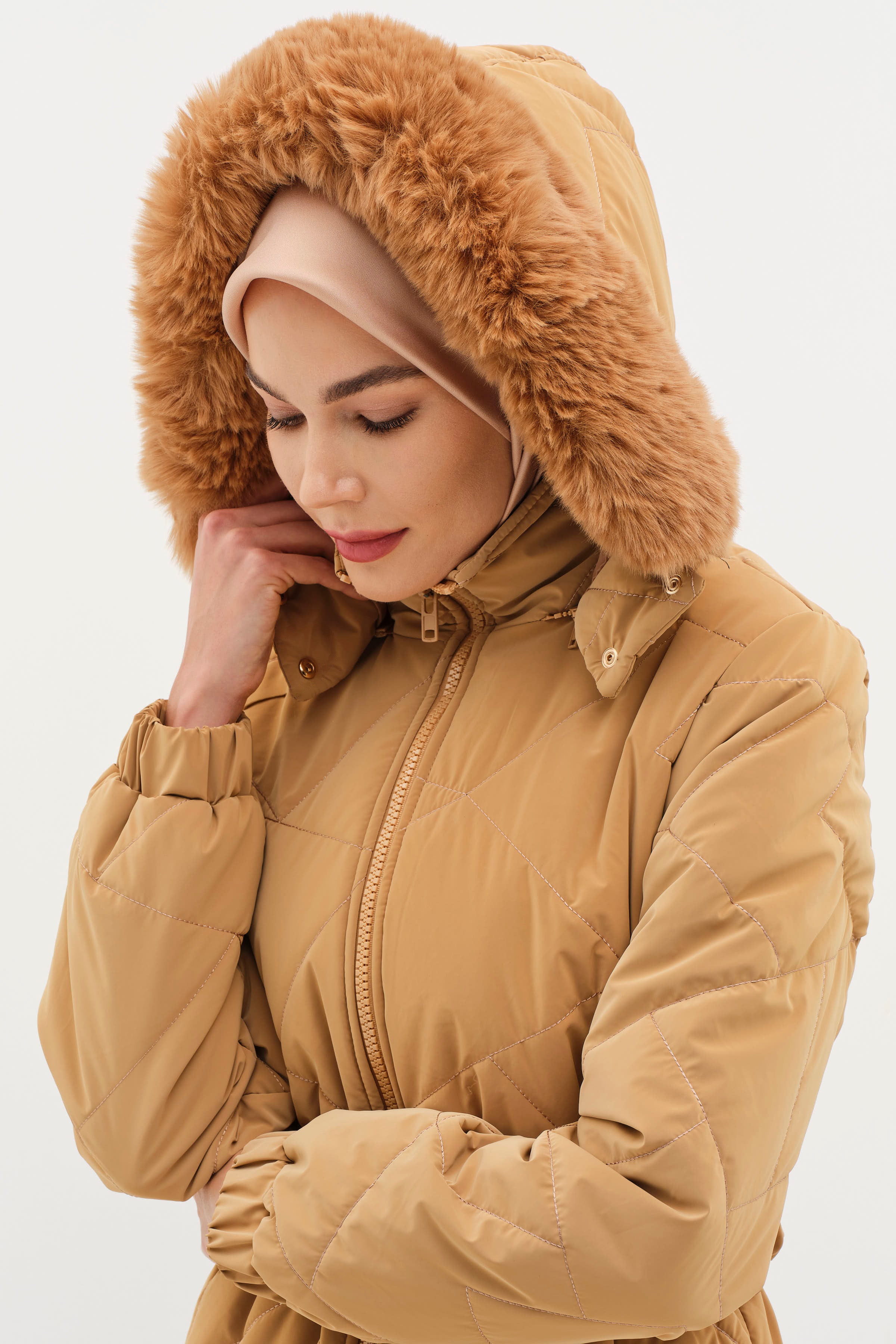 Yırtmaç Detaylı Kapüşonlu Kapitone Manto - Camel TUGBA