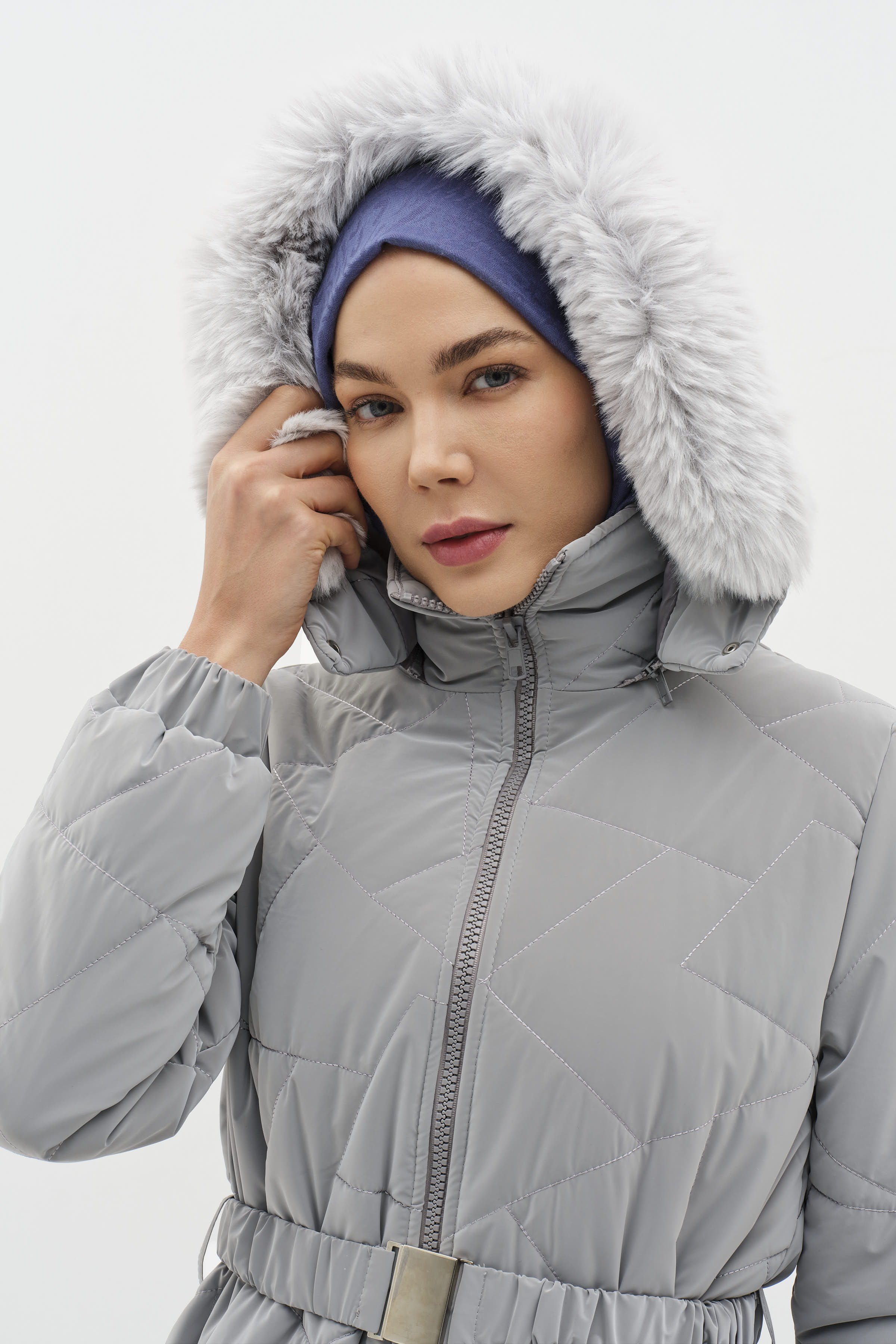 Yırtmaç Detaylı Kapüşonlu Kapitone Manto - Gri TUGBA