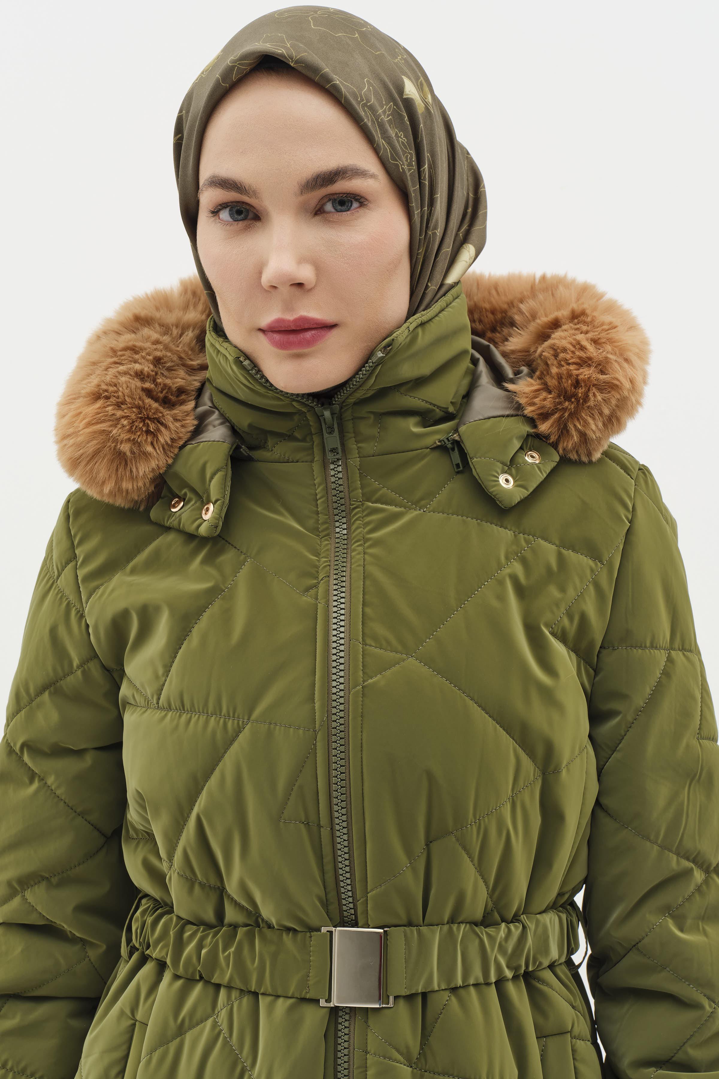 Yırtmaç Detaylı Kapüşonlu Kapitone Manto - Haki TUGBA