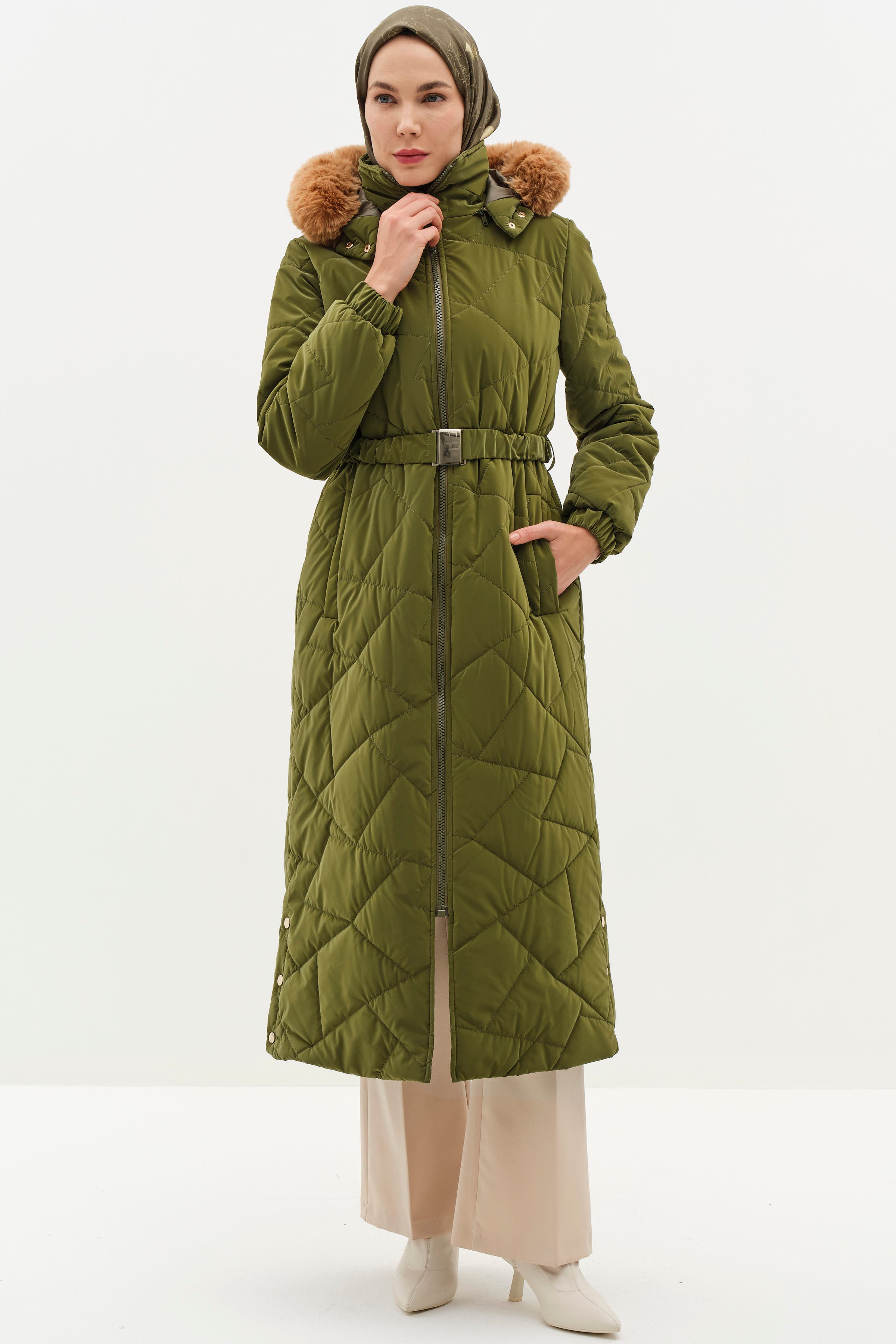 Yırtmaç Detaylı Kapüşonlu Kapitone Manto - Haki TUGBA