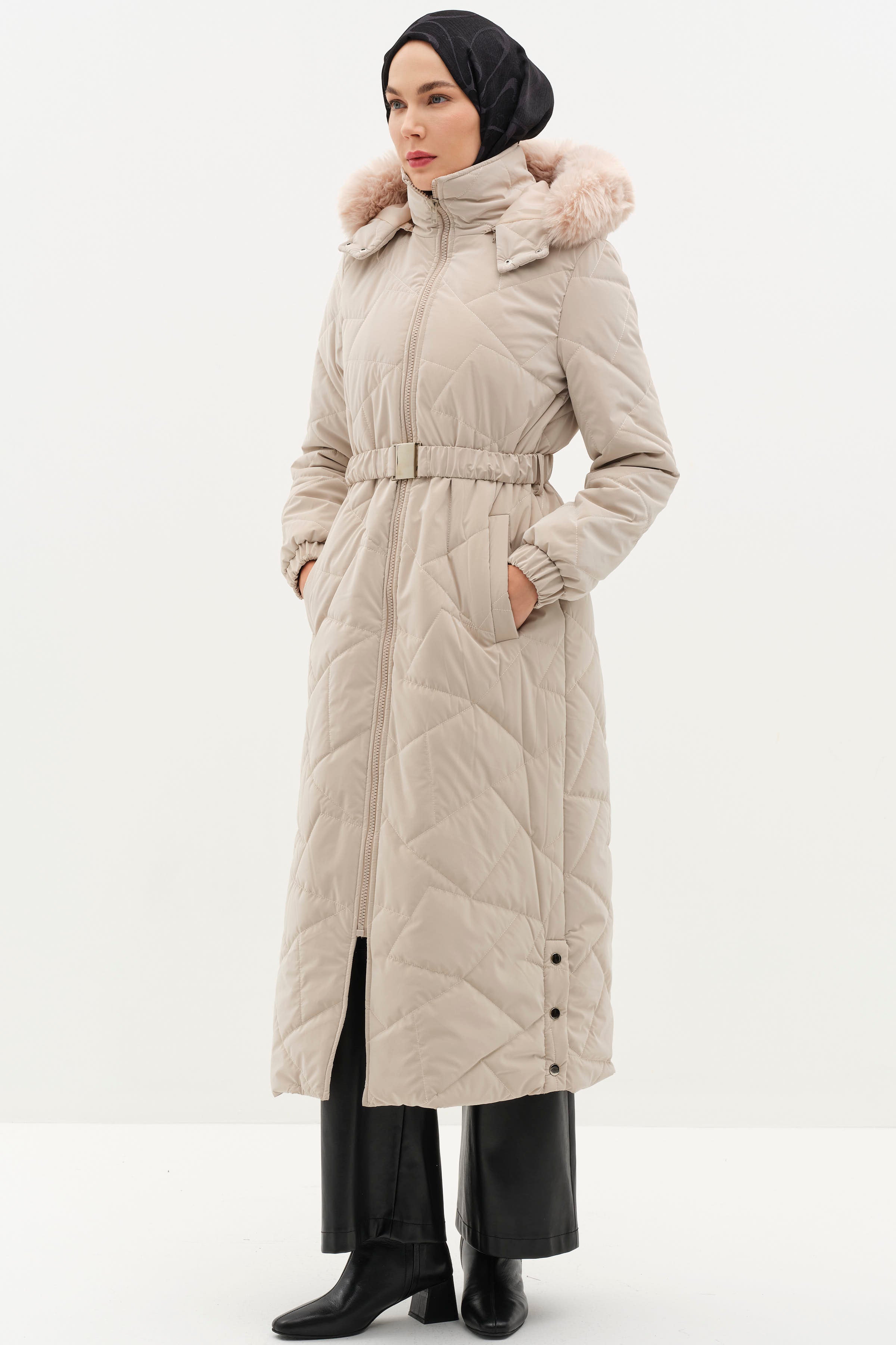 Yırtmaç Detaylı Kapüşonlu Kapitone Manto - Taş TUGBA