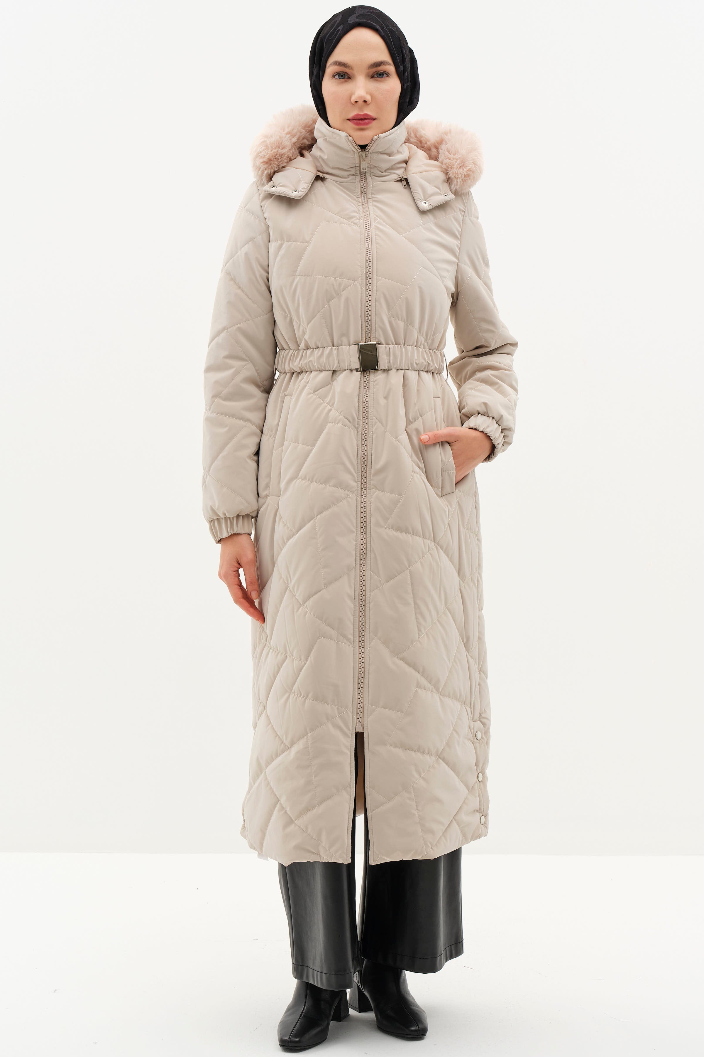 Yırtmaç Detaylı Kapüşonlu Kapitone Manto - Taş TUGBA