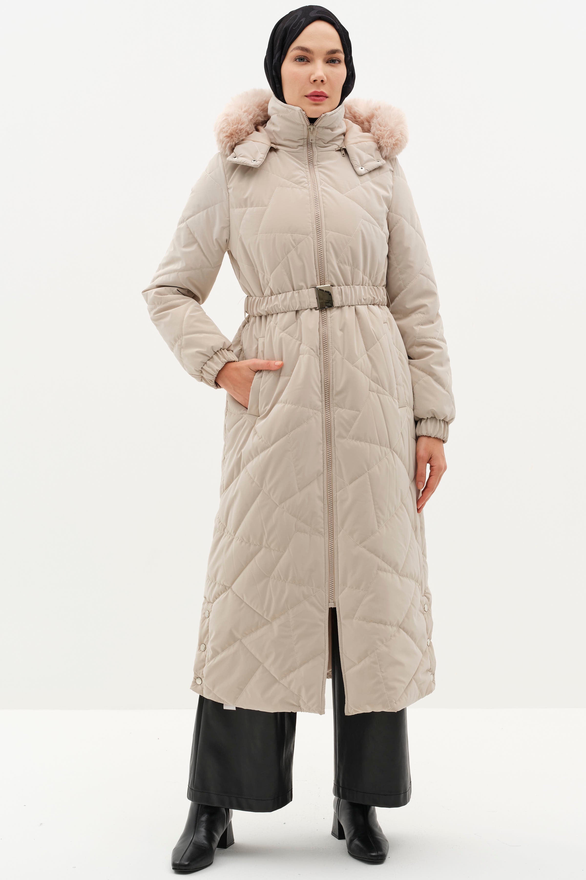 Yırtmaç Detaylı Kapüşonlu Kapitone Manto - Taş TUGBA