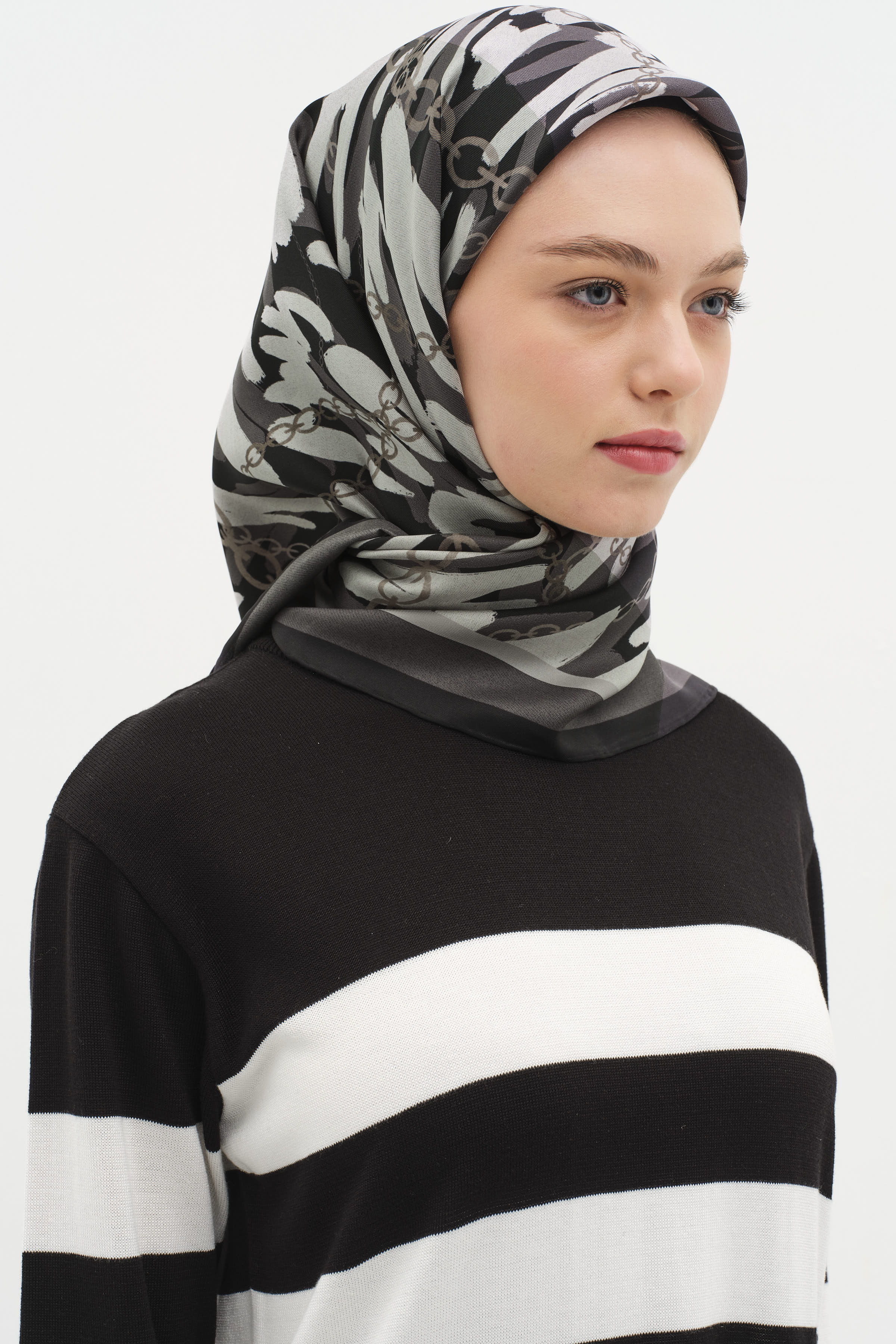 Zincir Desen Twill İpek Eşarp - Antrasit TUGBA