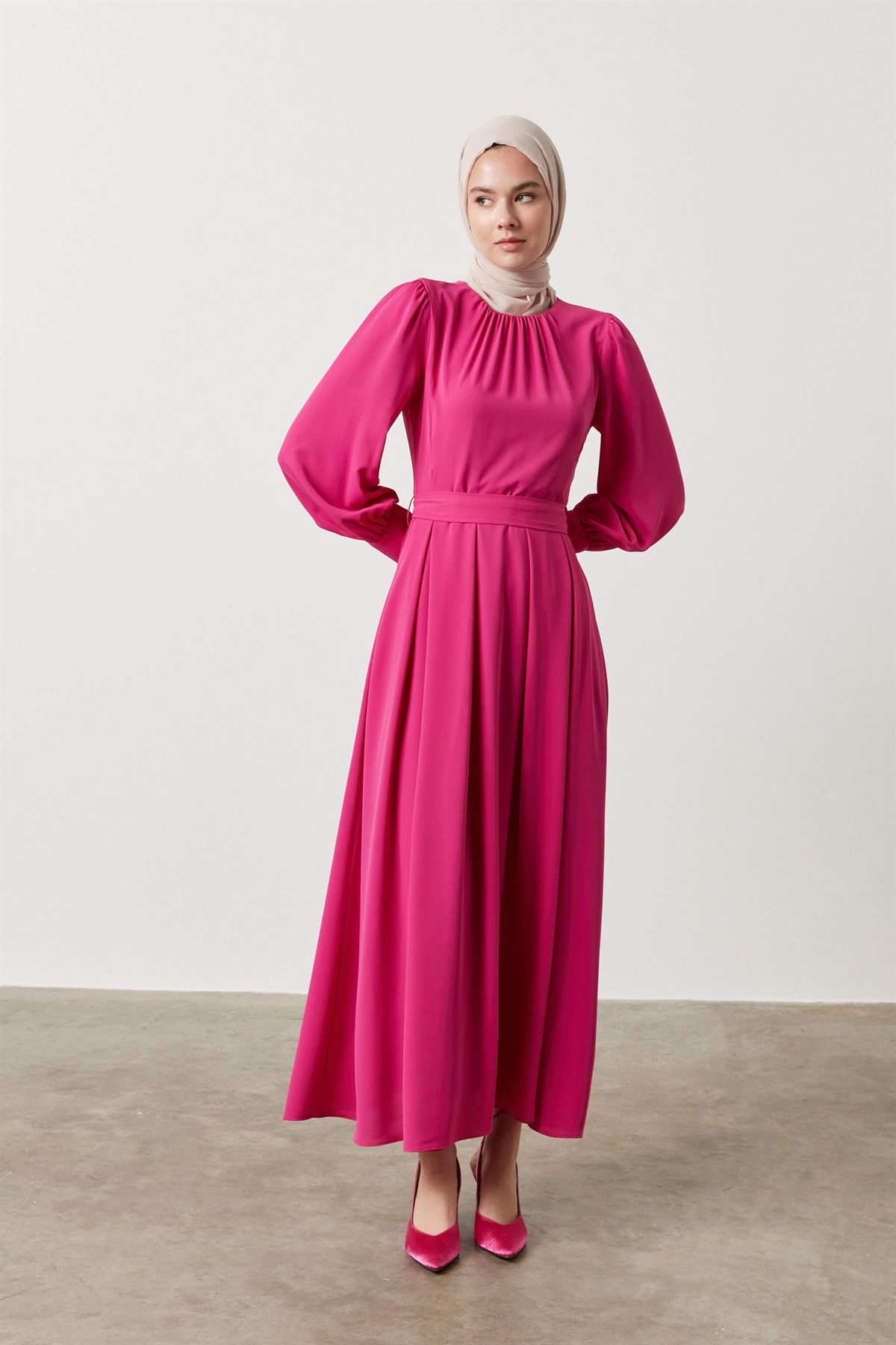 Kol Detaylı Volanlı Kemerli Elbise - Pembe