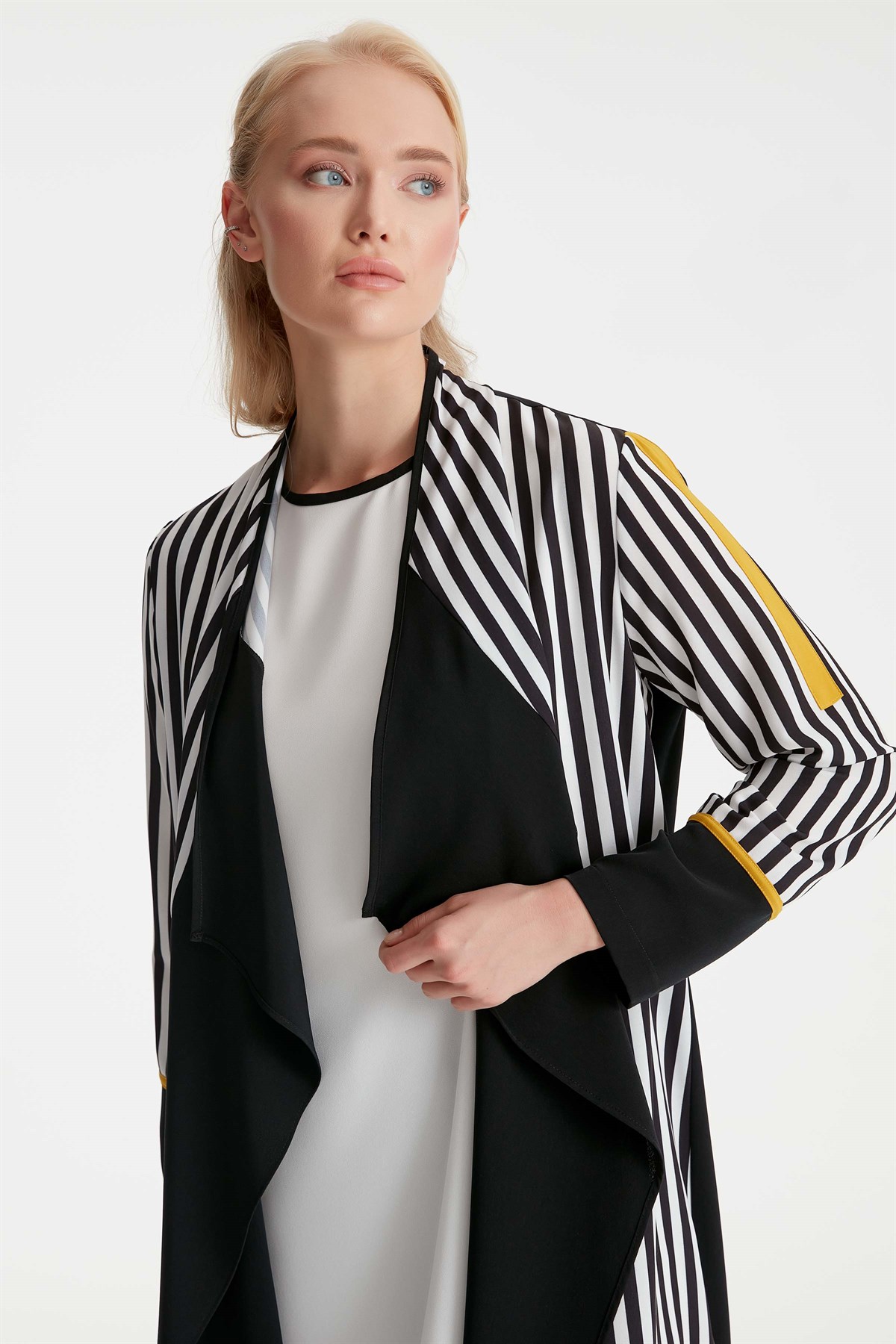Mendil Yaka Yırtmaç Detaylı Çizgili Ceket Kolsuz Bluz Takım - Siyah