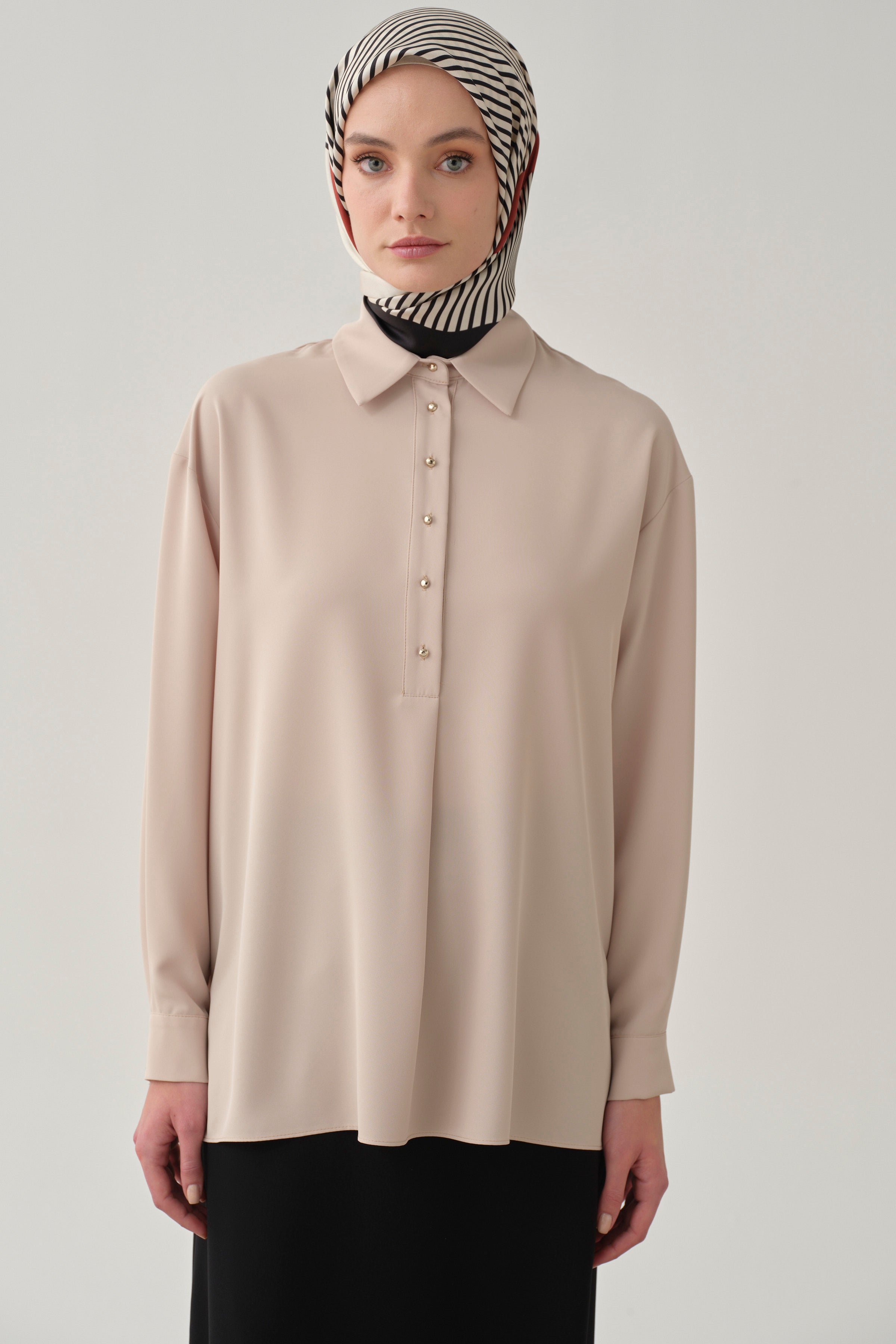 Yırtmaçlı Asimetrik Kesim Bluz - Bej TUGBA