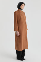 Broş Detaylı Kuşaklı Manto - Tarçın TUGBA