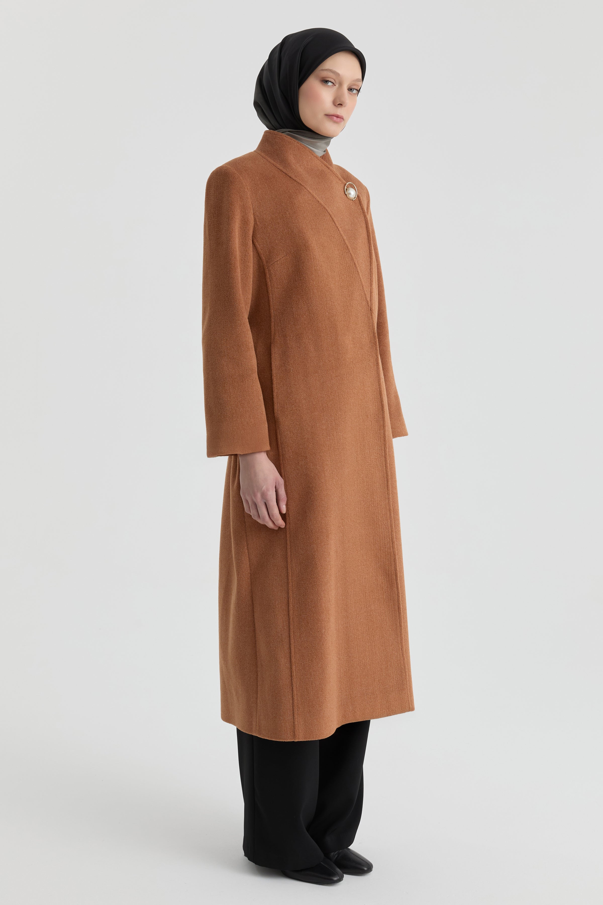 Broş Detaylı Kuşaklı Manto - Tarçın TUGBA