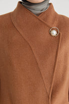 Broş Detaylı Kuşaklı Manto - Tarçın TUGBA