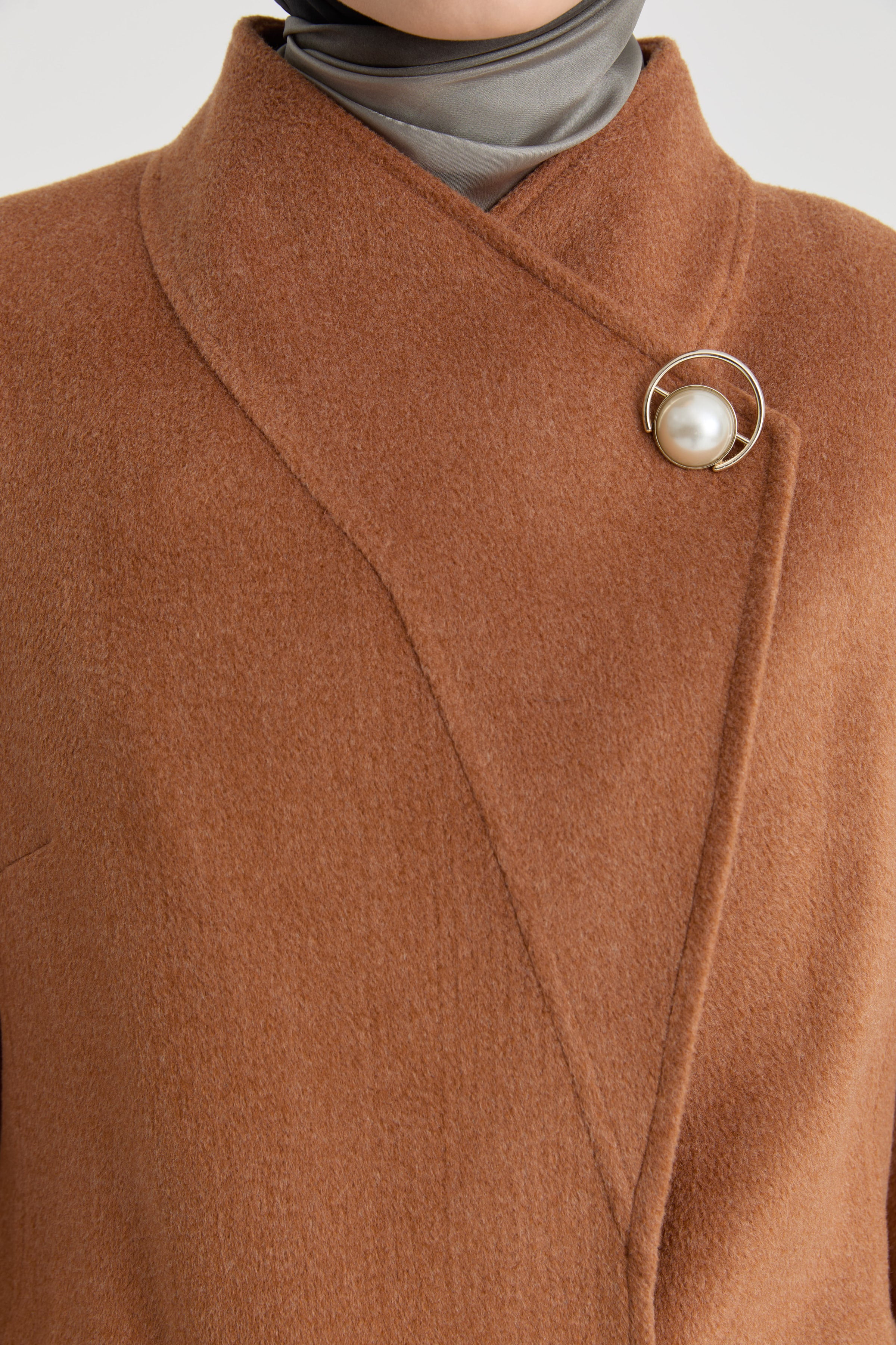 Broş Detaylı Kuşaklı Manto - Tarçın TUGBA