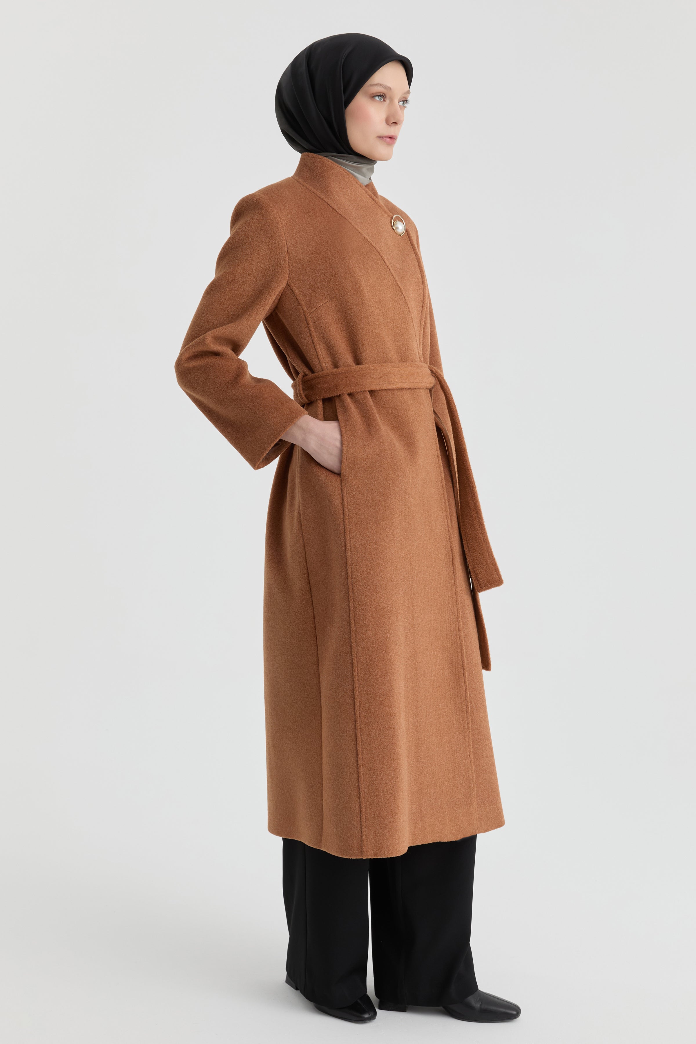 Broş Detaylı Kuşaklı Manto - Tarçın TUGBA