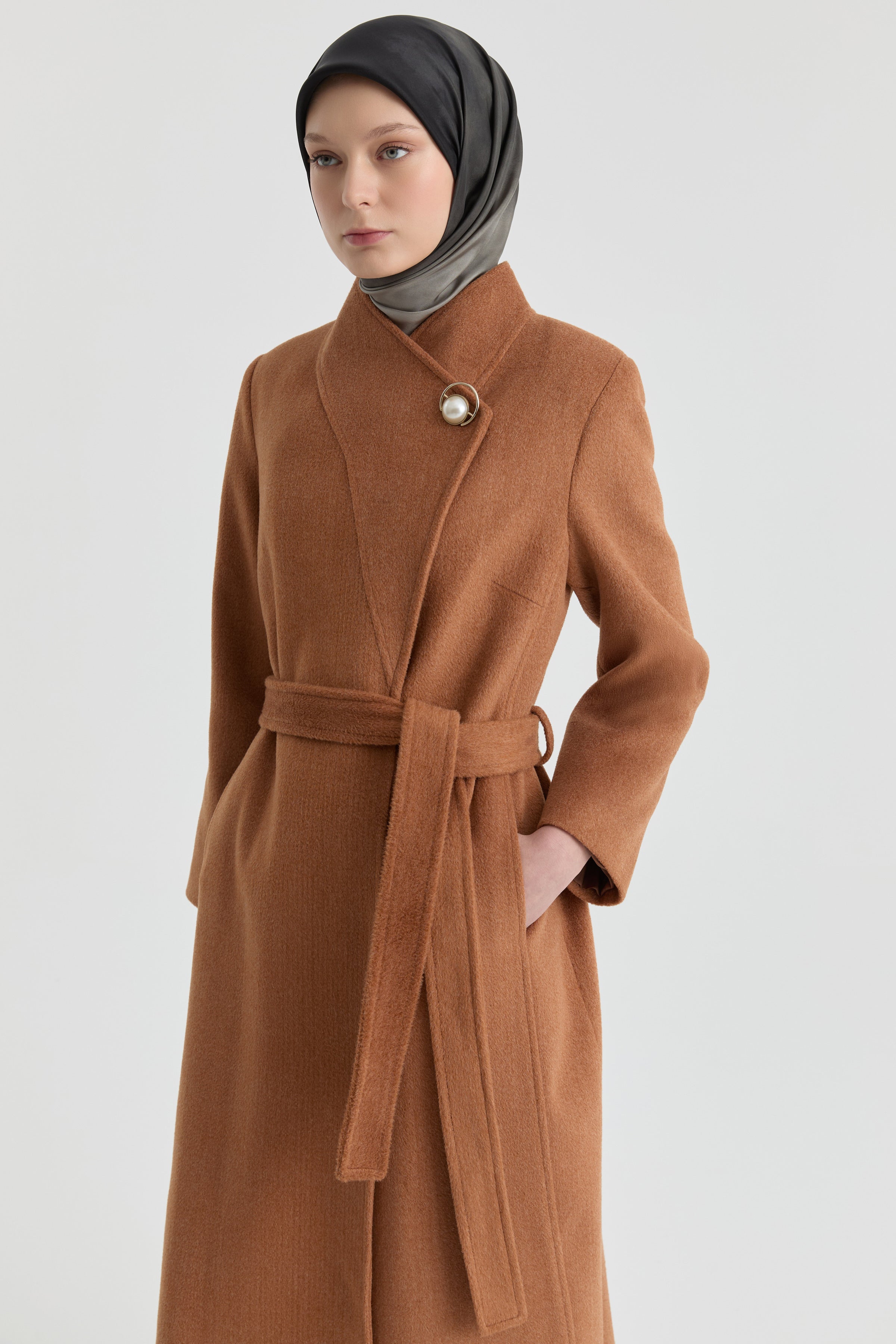 Broş Detaylı Kuşaklı Manto - Tarçın TUGBA