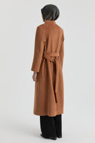 Broş Detaylı Kuşaklı Manto - Tarçın TUGBA