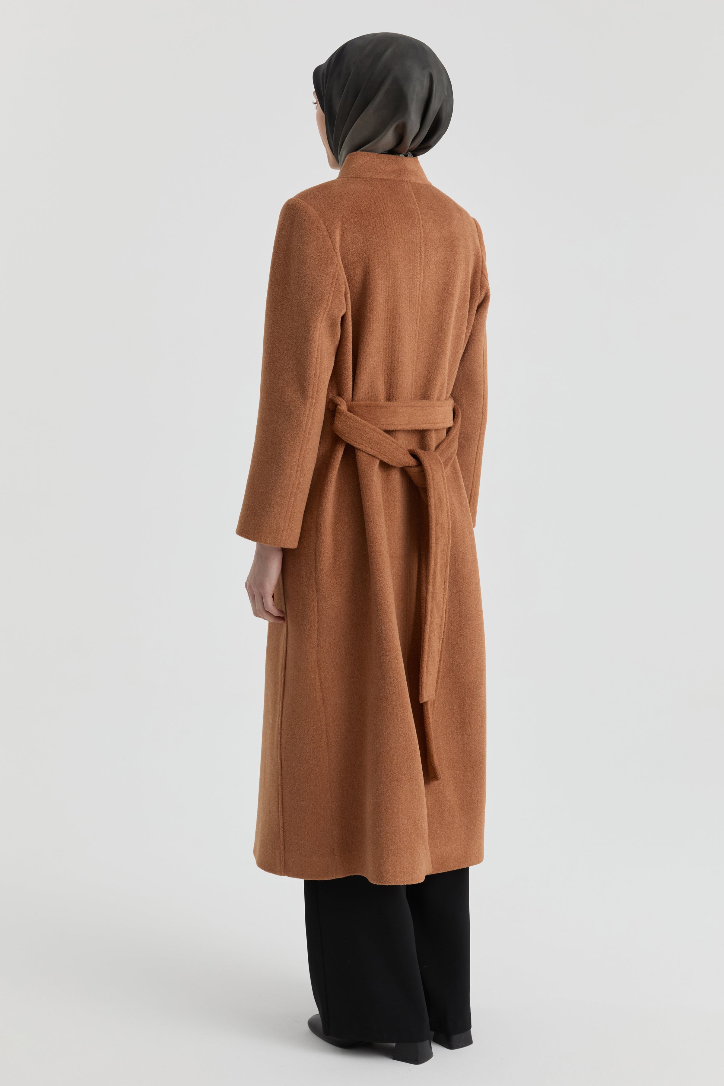 Broş Detaylı Kuşaklı Manto - Tarçın TUGBA