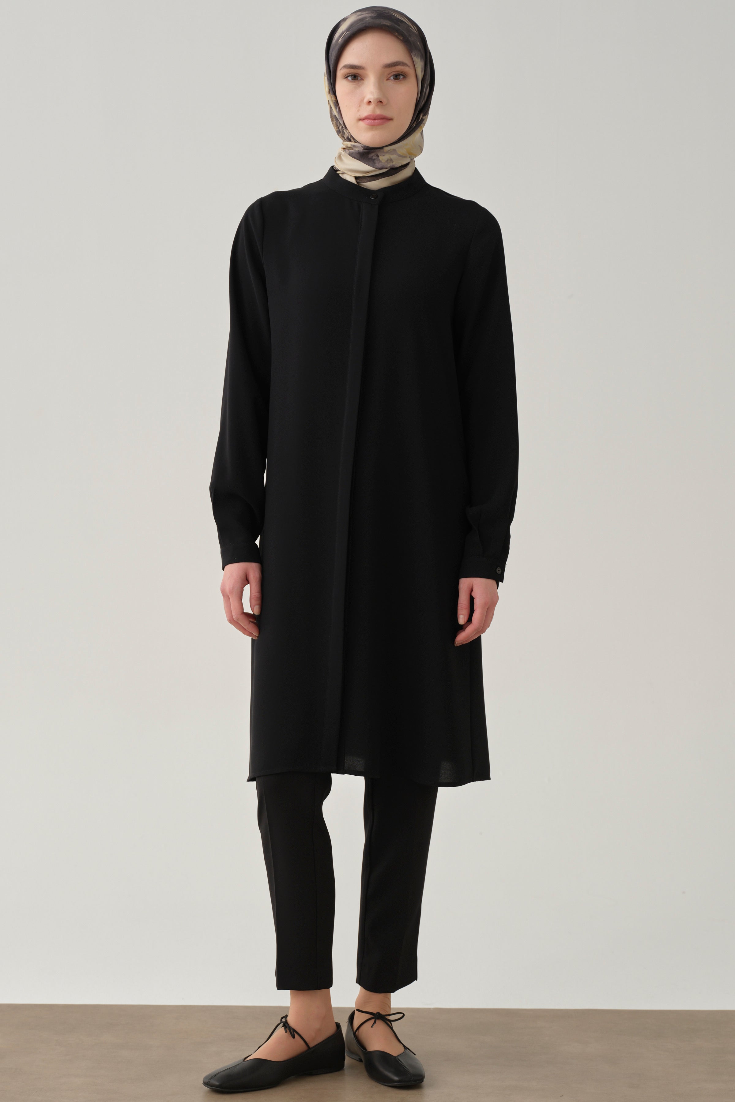 Hakim Yaka Gizli Patlı Tunik - Siyah TUGBA