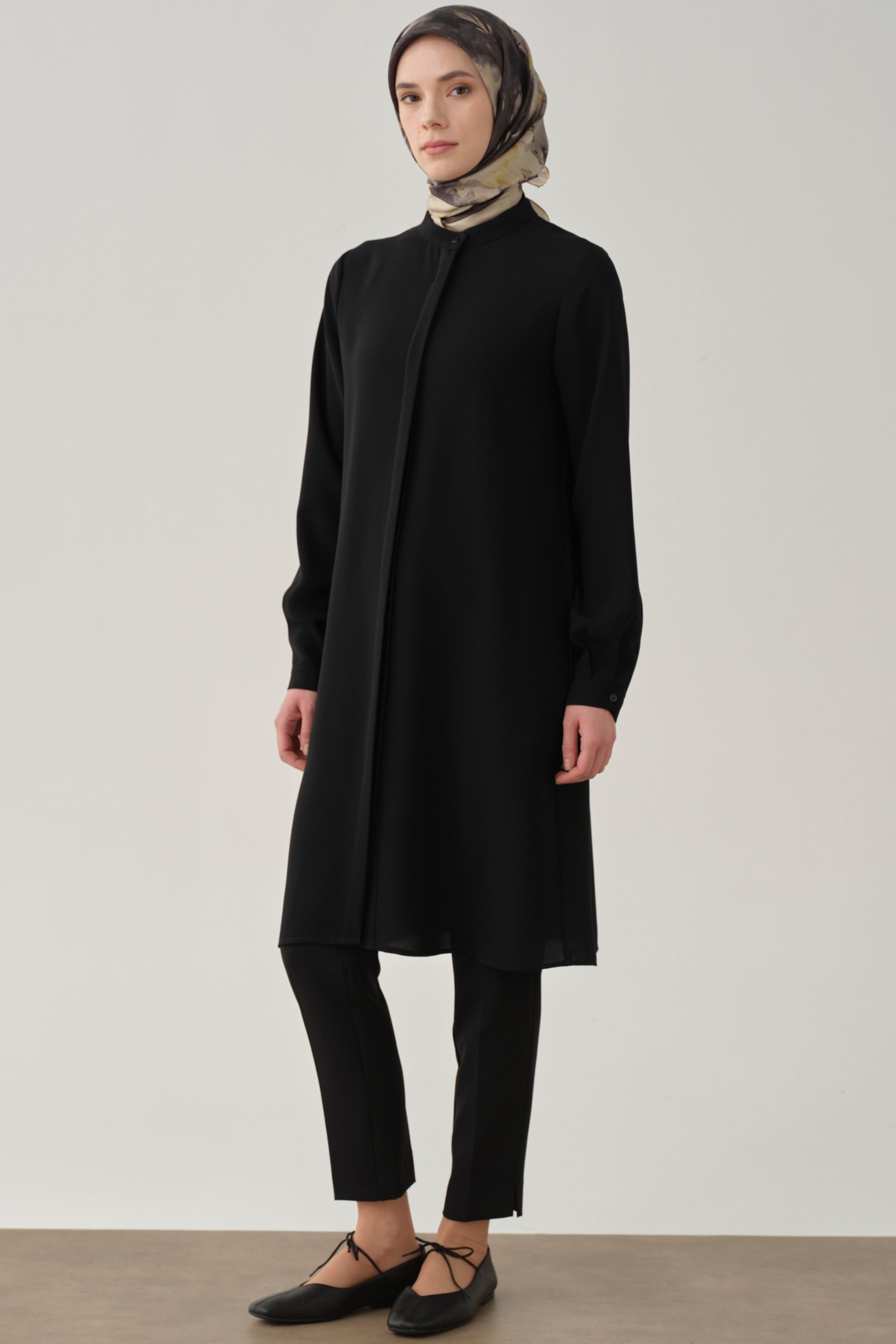 Hakim Yaka Gizli Patlı Tunik - Siyah TUGBA