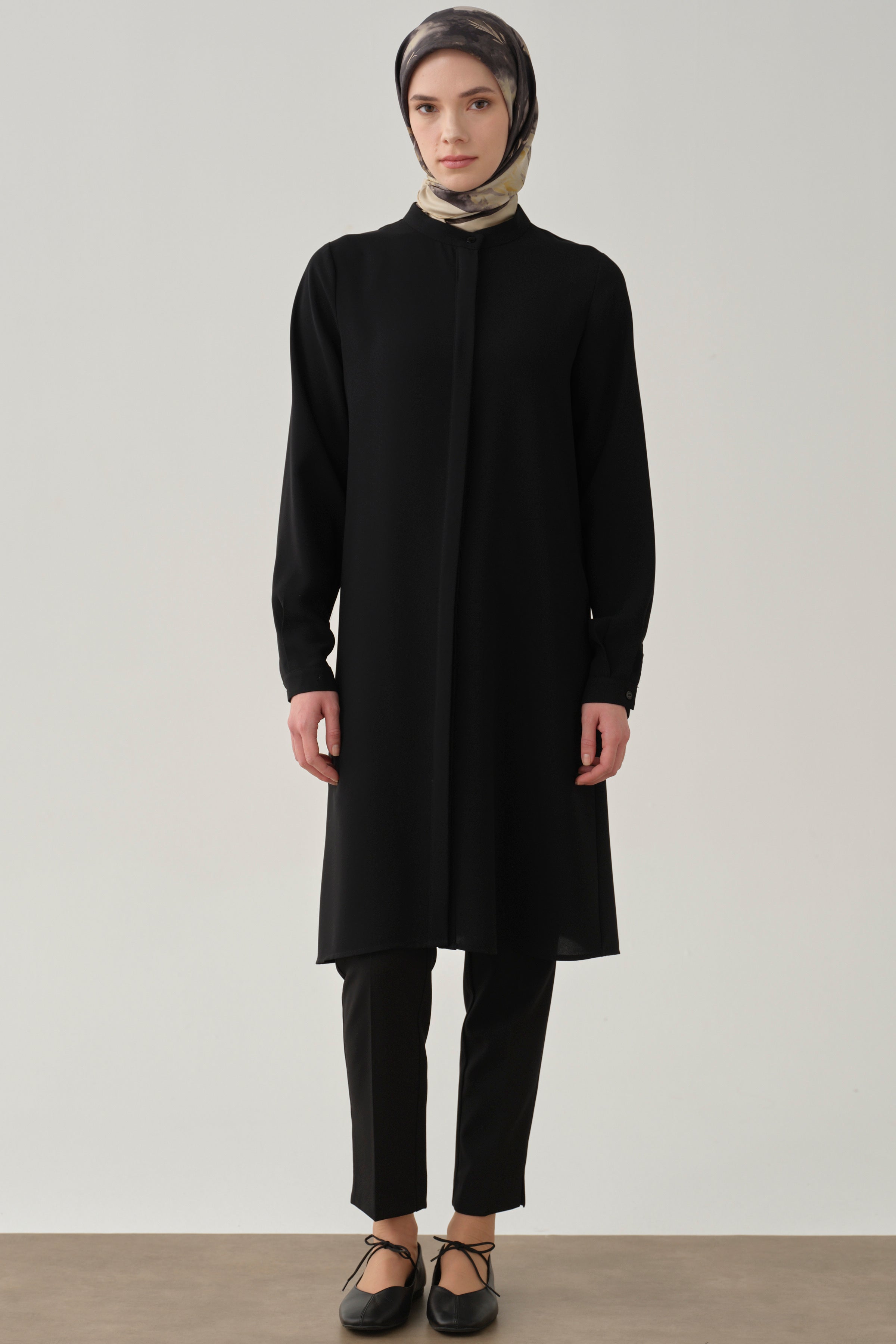 Hakim Yaka Gizli Patlı Tunik - Siyah TUGBA