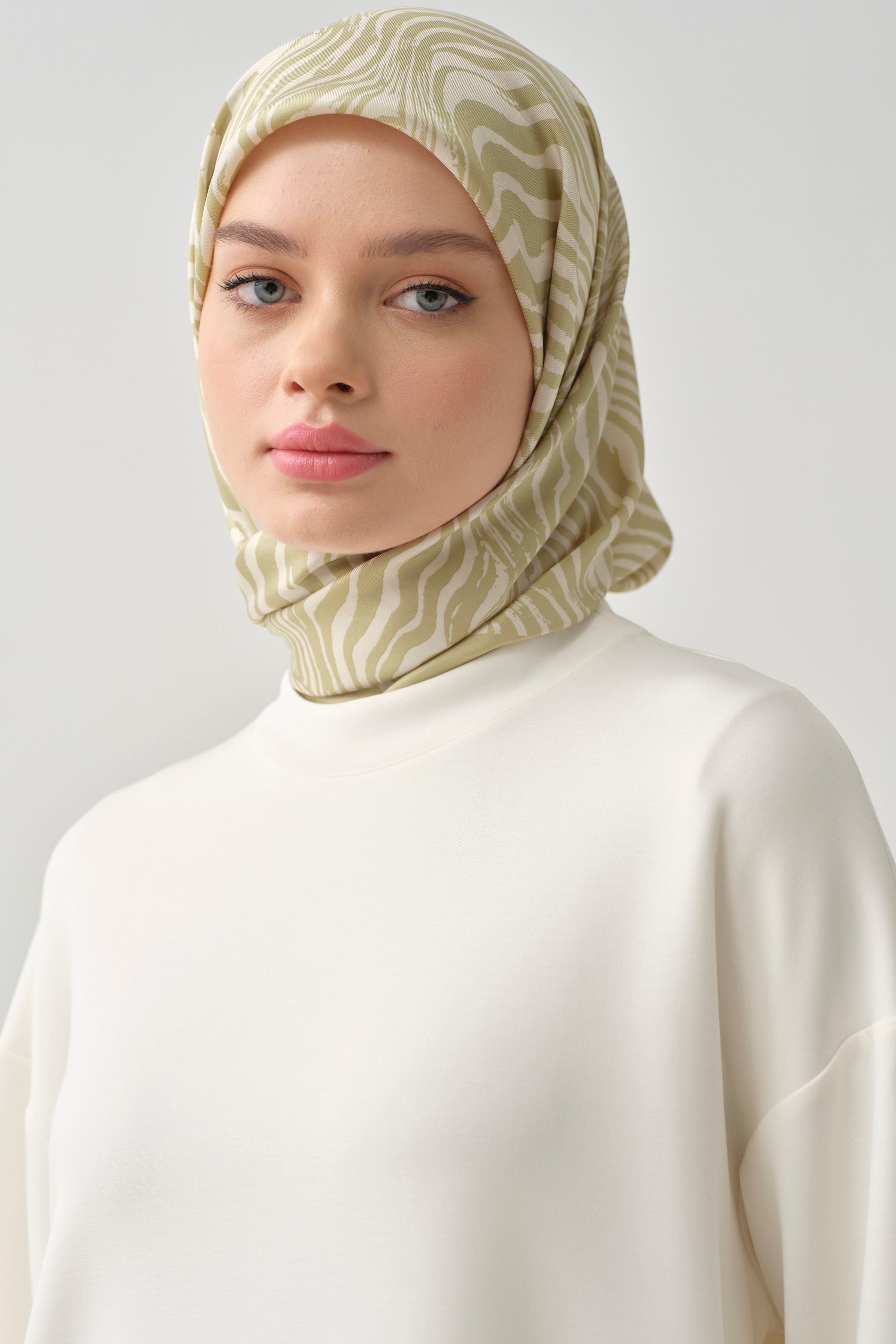 Nilda Twill İpek Eşarp - Açık Yeşil TUGBA