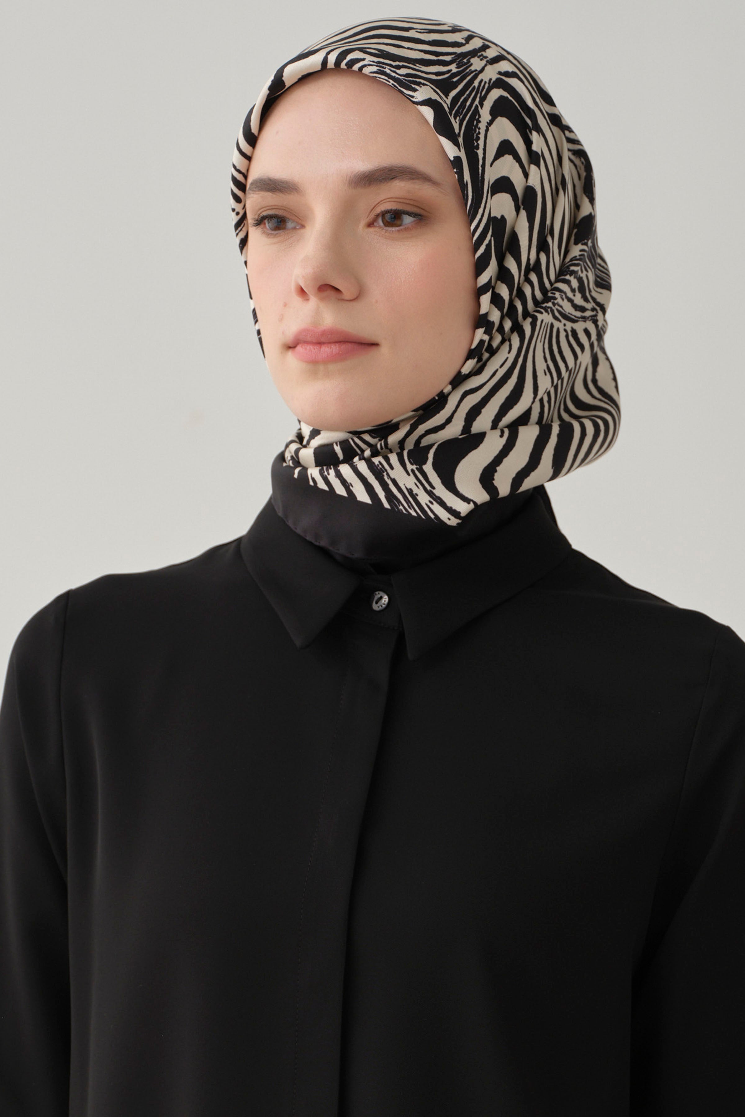 Nilda Twill İpek Eşarp - Bej - Siyah TUGBA