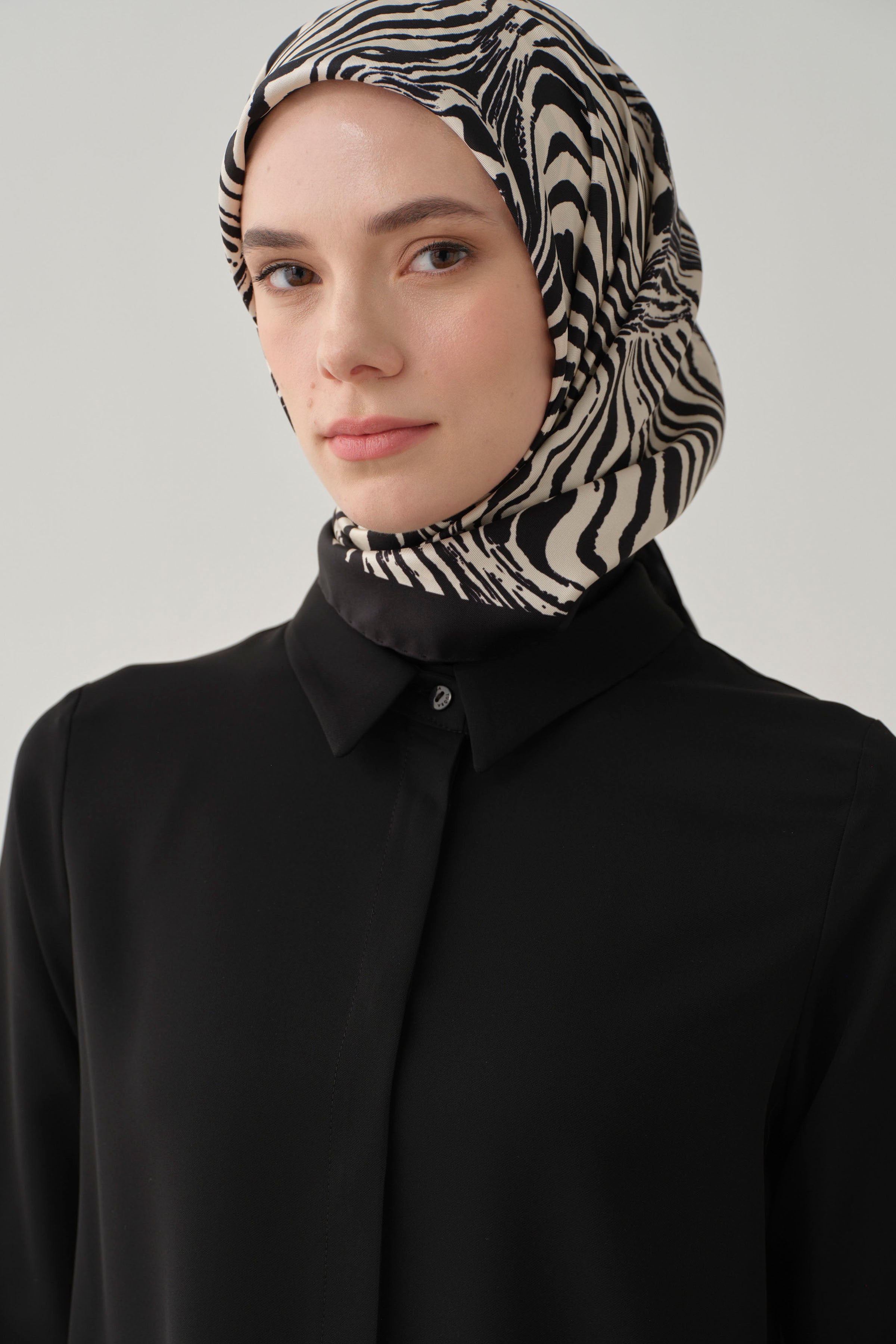 Nilda Twill İpek Eşarp - Bej - Siyah TUGBA