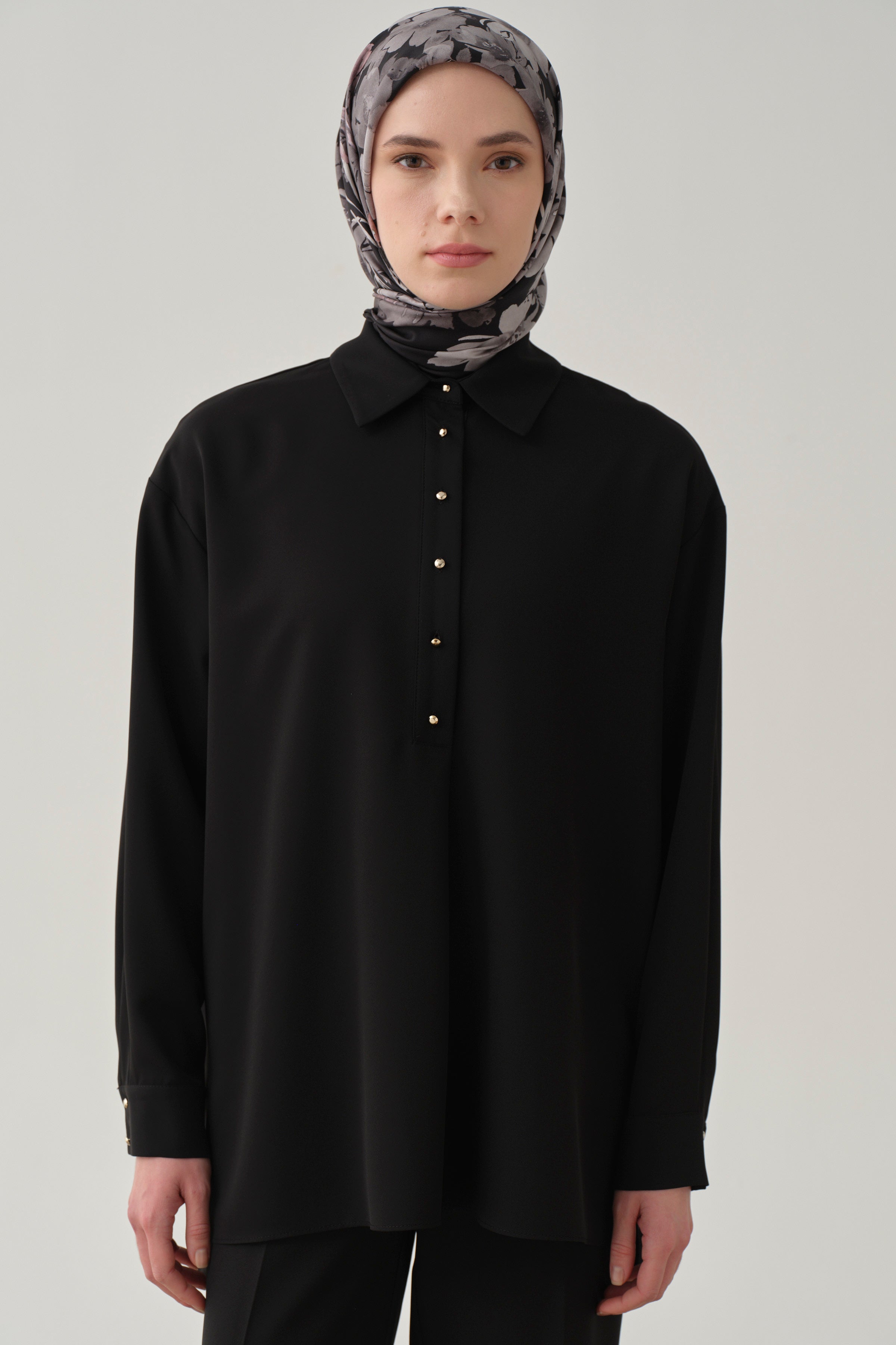 Yırtmaçlı Asimetrik Kesim Bluz - Siyah TUGBA