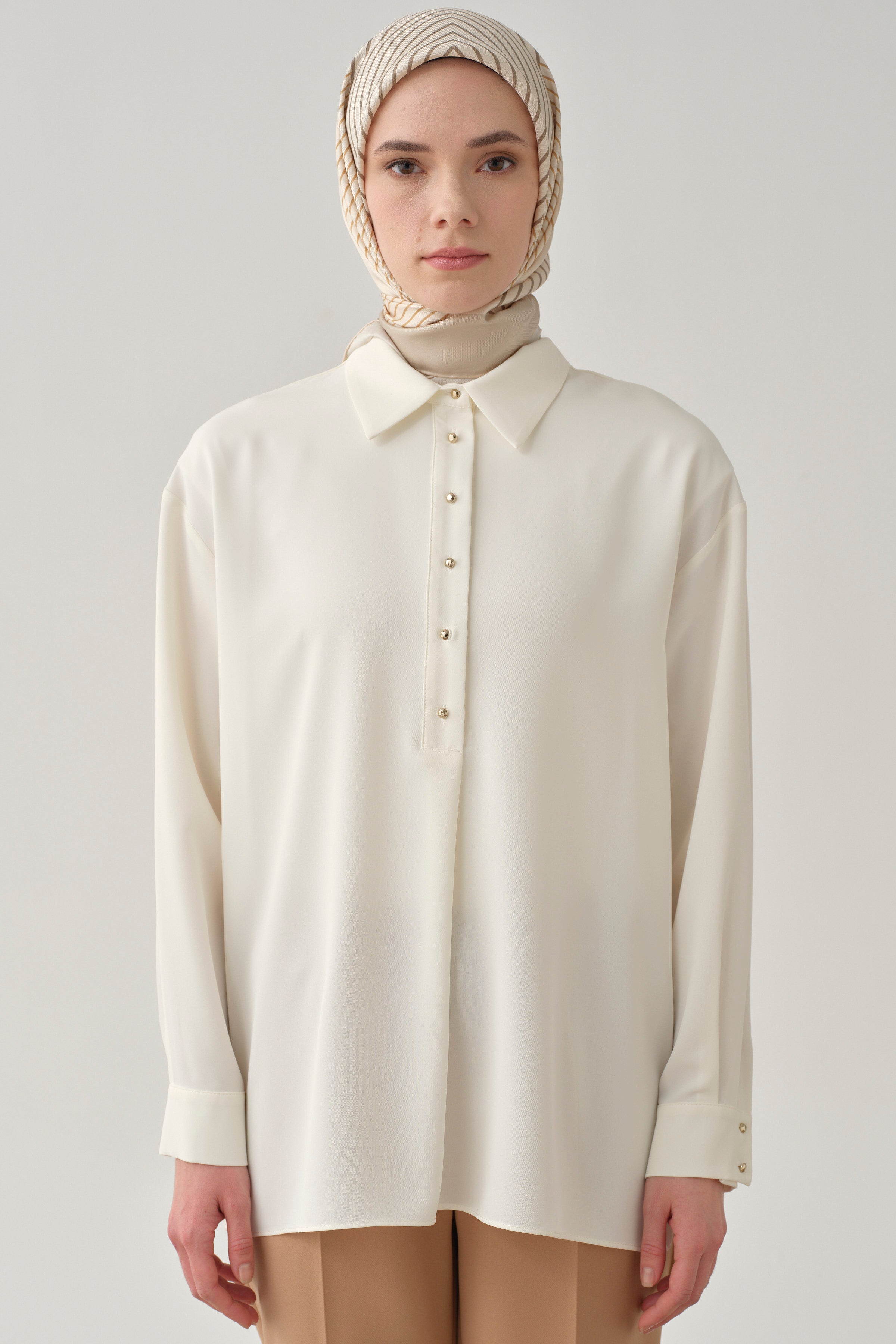 Yırtmaçlı Asimetrik Kesim Bluz - Ekru TUGBA