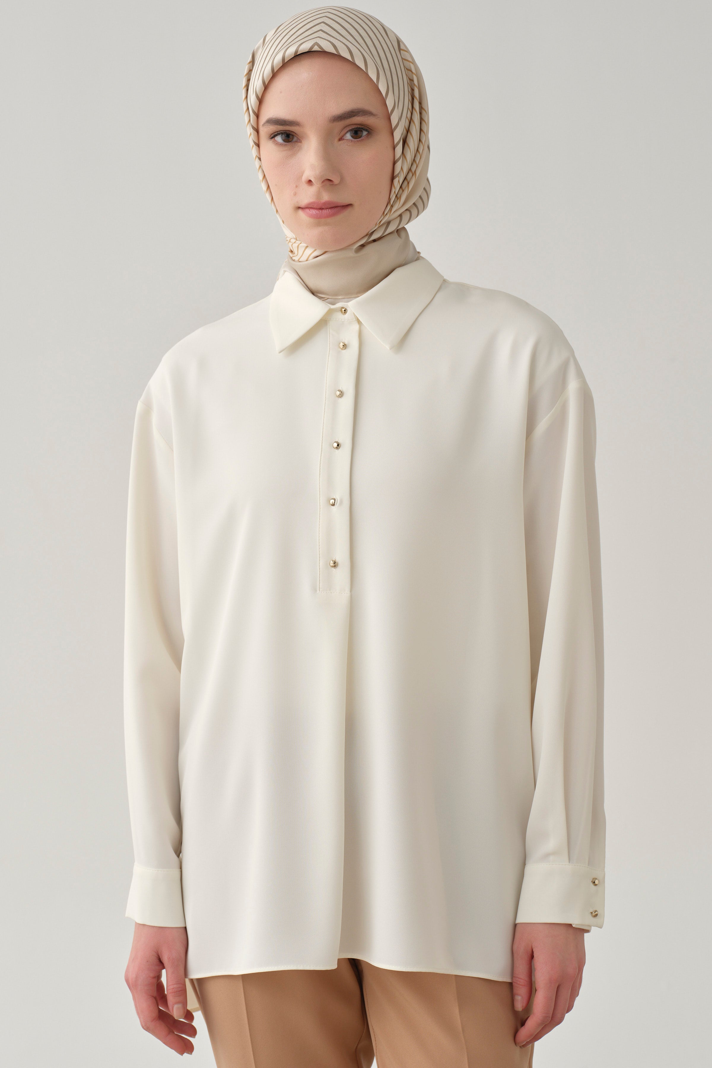 Yırtmaçlı Asimetrik Kesim Bluz - Ekru TUGBA