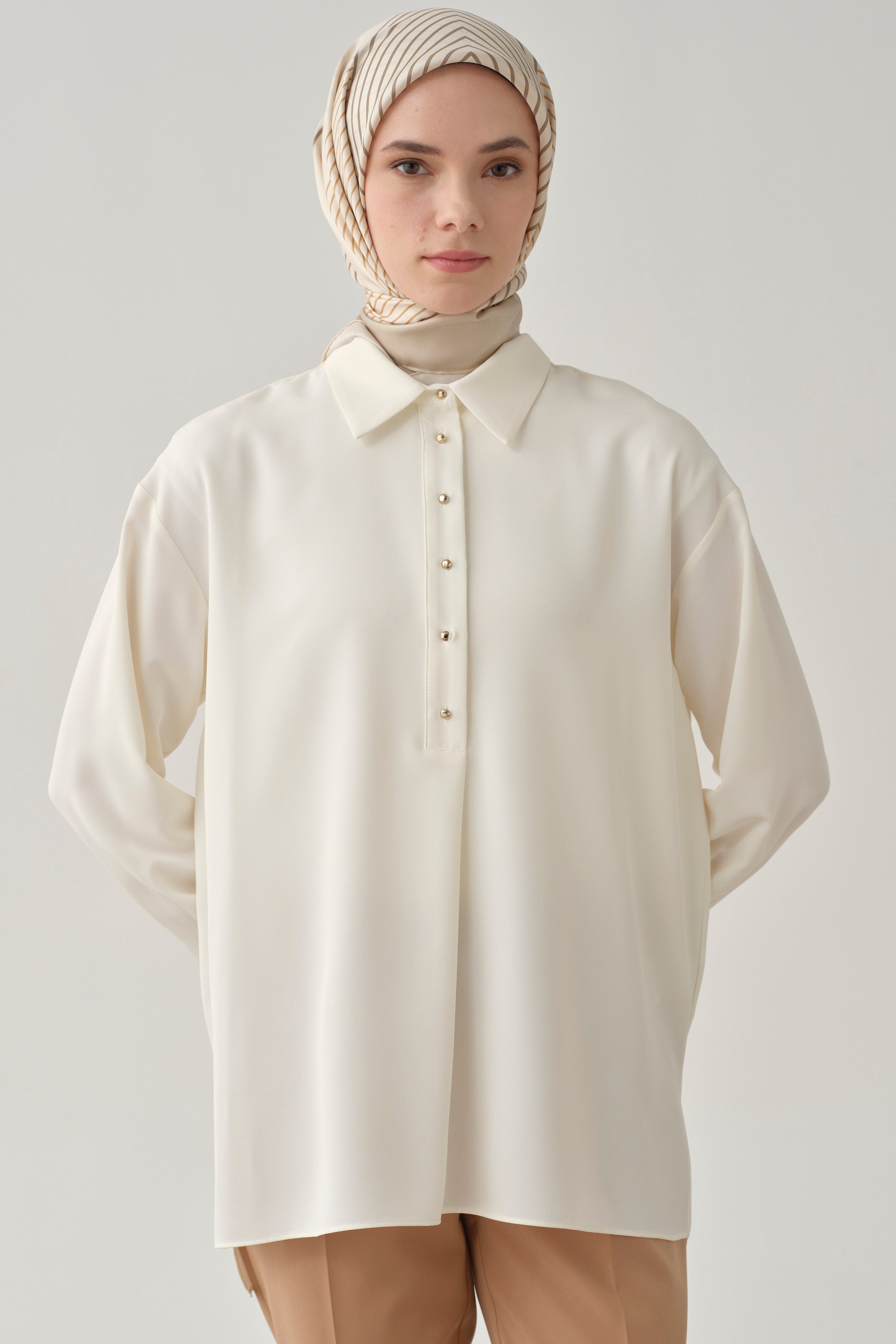 Yırtmaçlı Asimetrik Kesim Bluz - Ekru TUGBA