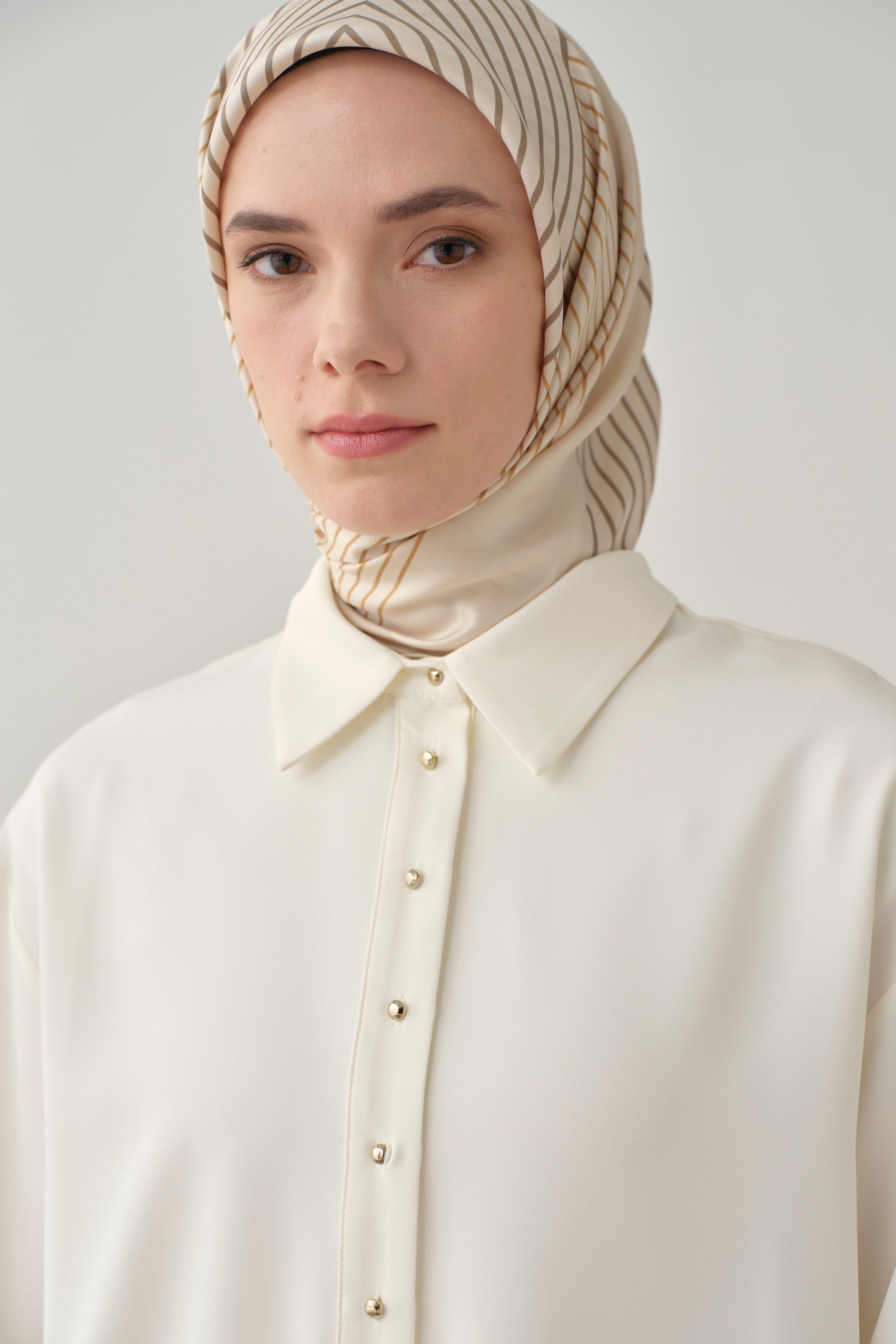 Yırtmaçlı Asimetrik Kesim Bluz - Ekru TUGBA