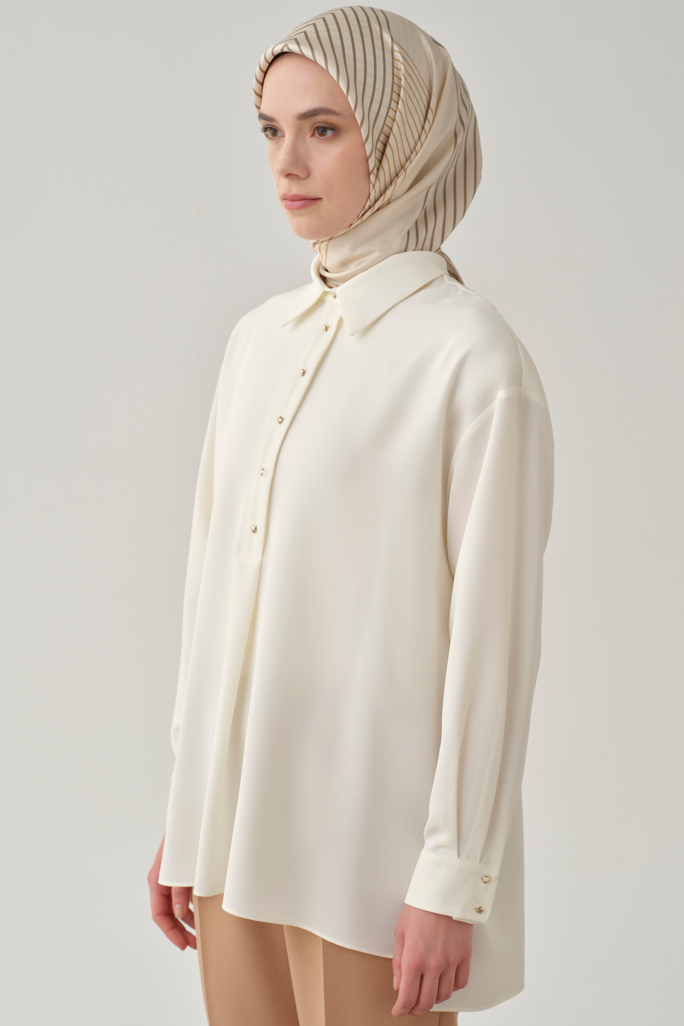 Yırtmaçlı Asimetrik Kesim Bluz - Ekru TUGBA