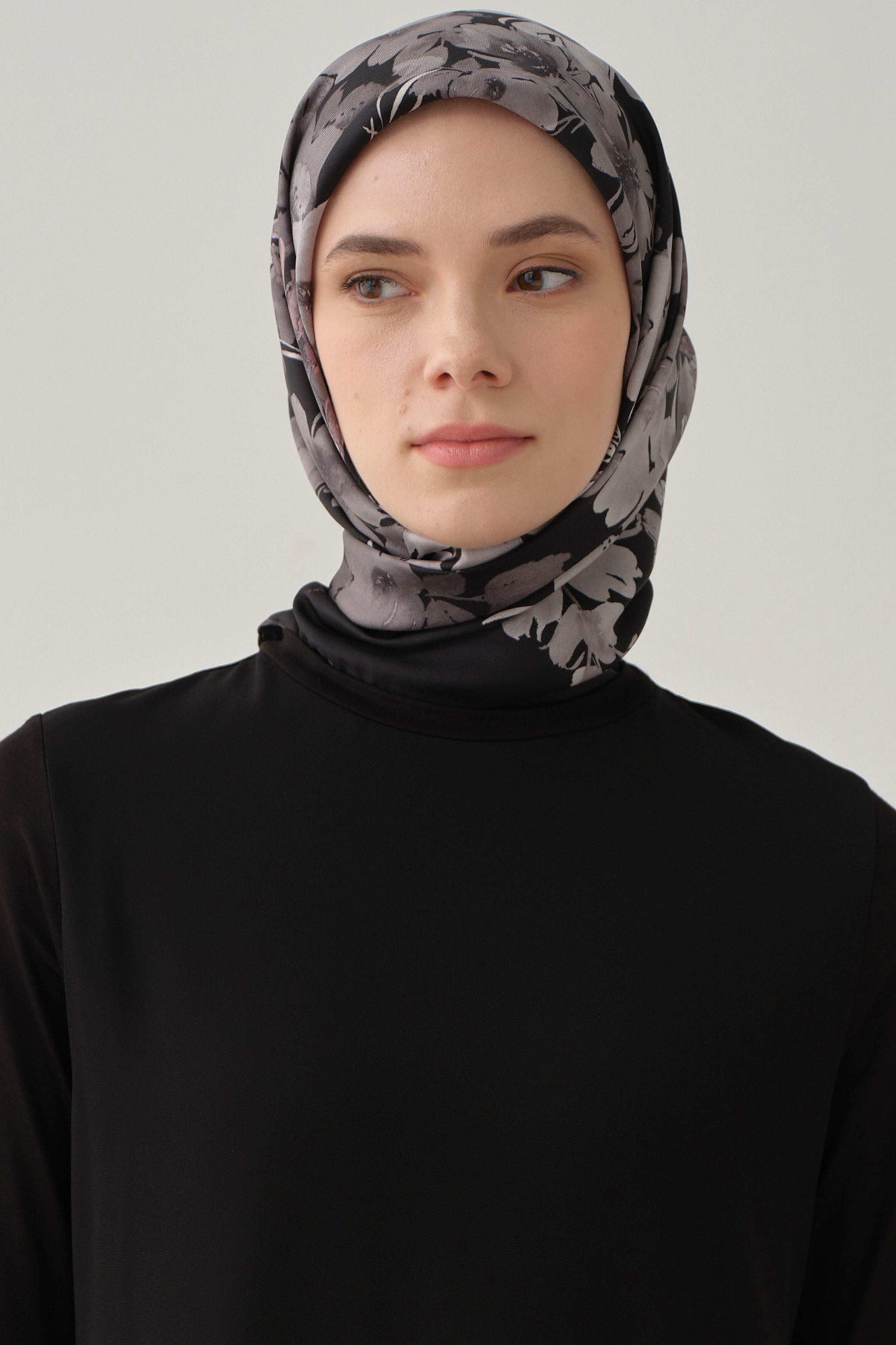 Gulistan Satin Silk Scarf - Black – TUĞBA