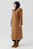 Kapüşonlu Broş Detaylı Keçe Kaban - Camel TUGBA