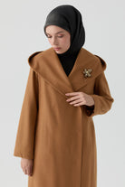 Kapüşonlu Broş Detaylı Keçe Kaban - Camel TUGBA